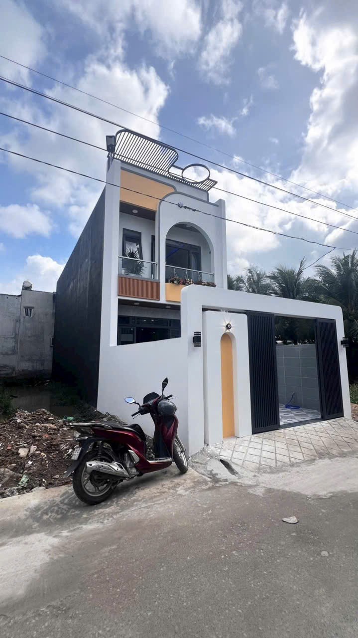 Bán nhà mới xây / 824 , Mỹ Hạnh Nam dt 125m2 , 1 lầu , 4pn, 3wc giá 3,4 tỷ