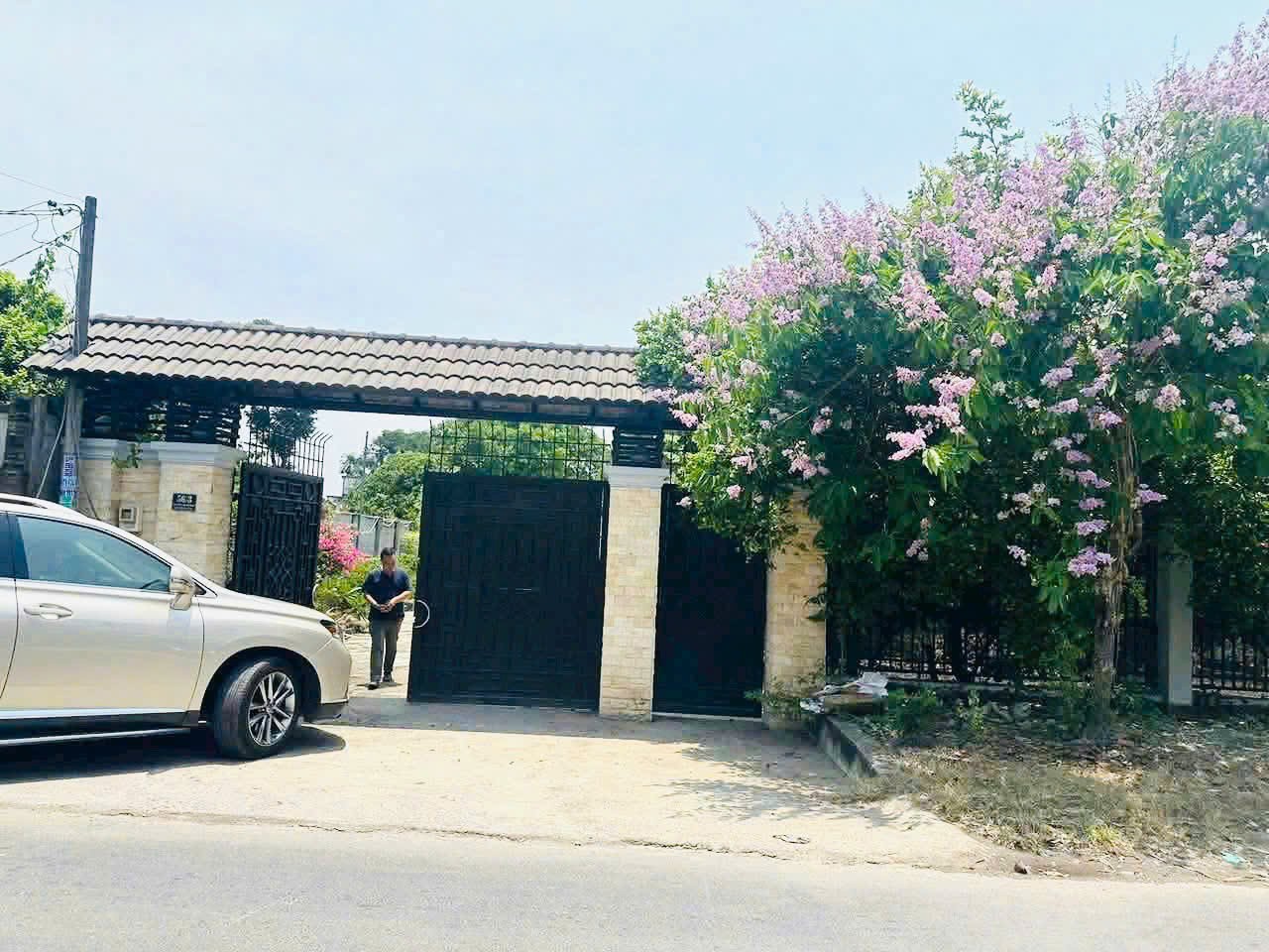 Bán biệt thự sân vườn nghỉ dưỡng xã Tân Thông Hội tdt 2000m2 ( 300m2 thổ) 3pn, 2wc giá 16 tỷ 3