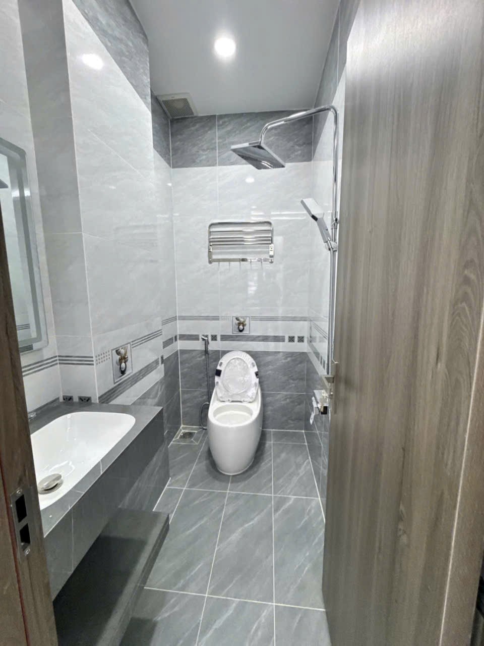 Bán nhà hẻm đường Bình Thành , Bình Hưng Hòa B , dt 67,5m2 , 3 lầu 5pn,5wc giá 8,3 tỷ 6