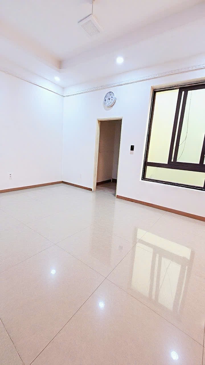 Nhà phố 2 tầng, hàng xóm Vạn Phúc - 55m2 – Nhỉnh 6 tỷ - Đường 6m – Ôtô dậu trước nhà 4