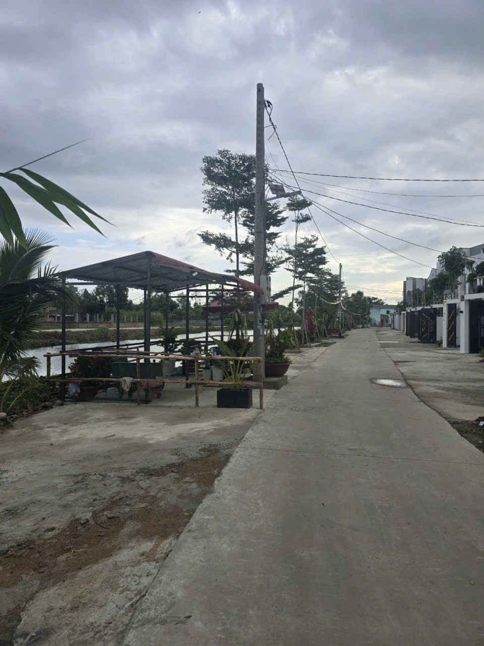 Bán nhà đẹp view sông mới xây , đường oto beton dt 156m2 , 1 lầu ,3pn, 3wc giá 3,3 tỷ 4