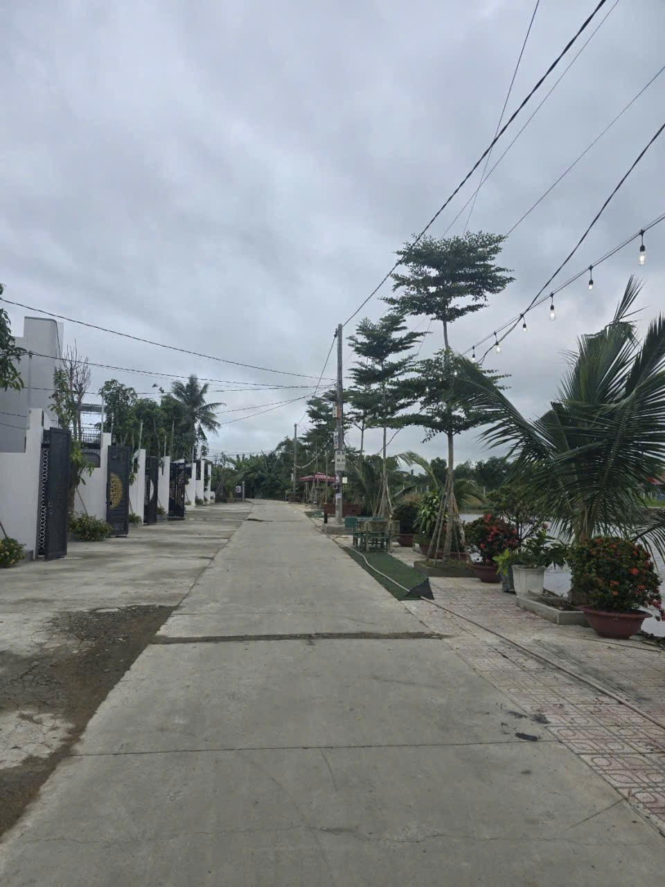 Bán nhà đẹp view sông mới xây , đường oto beton dt 156m2 , 1 lầu ,3pn, 3wc giá 3,3 tỷ 5