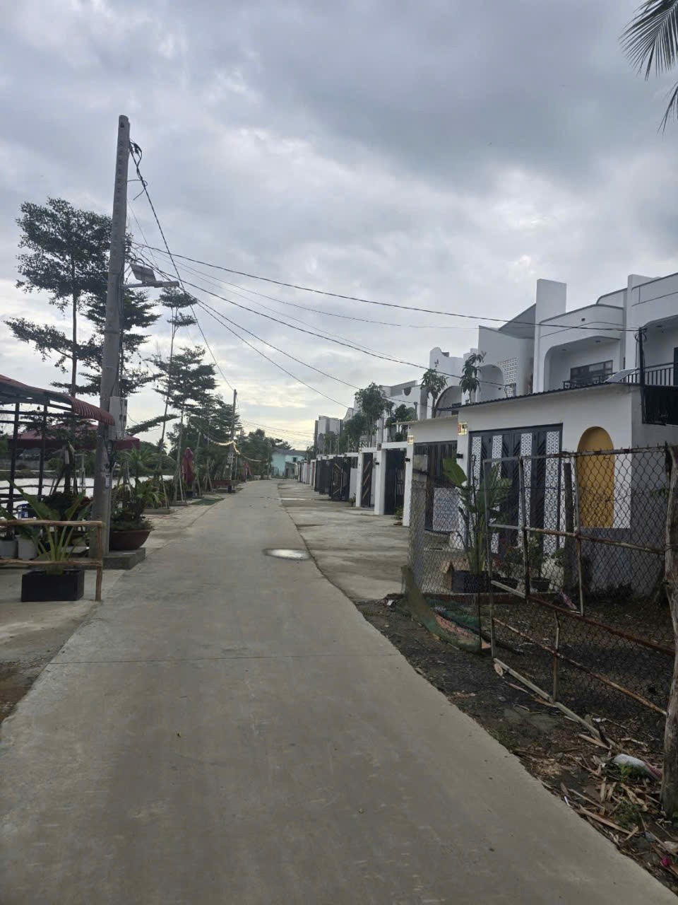Bán nhà đẹp view sông mới xây , đường oto beton dt 156m2 , 1 lầu ,3pn, 3wc giá 3,3 tỷ 6