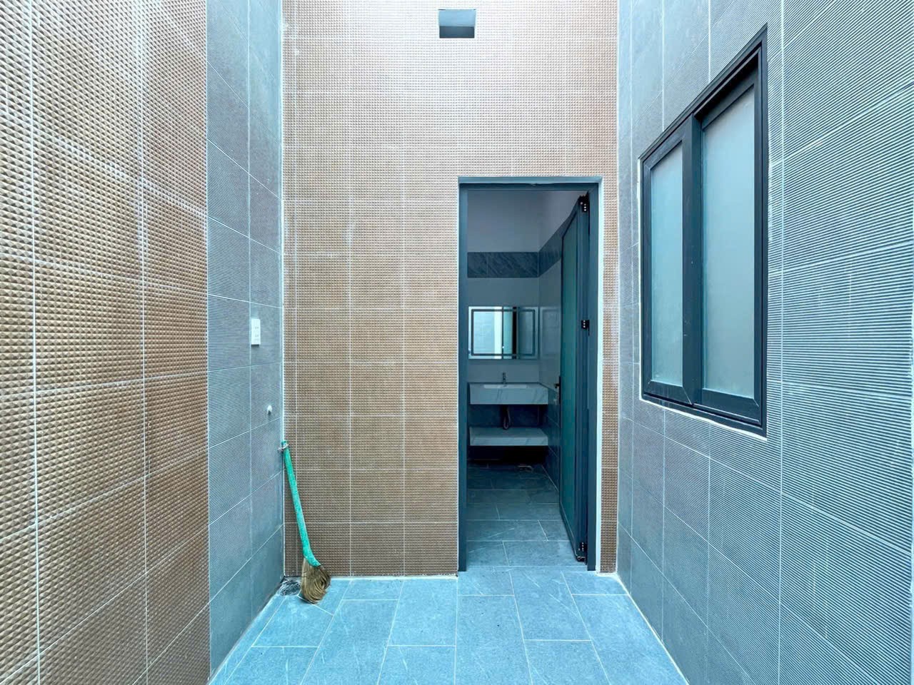 Bán nhà mới xây đường oto beton Đức Hòa Đông , dt 110m2 , 2 lầu , 4pn,4wc giá 2,8 tỷ 6