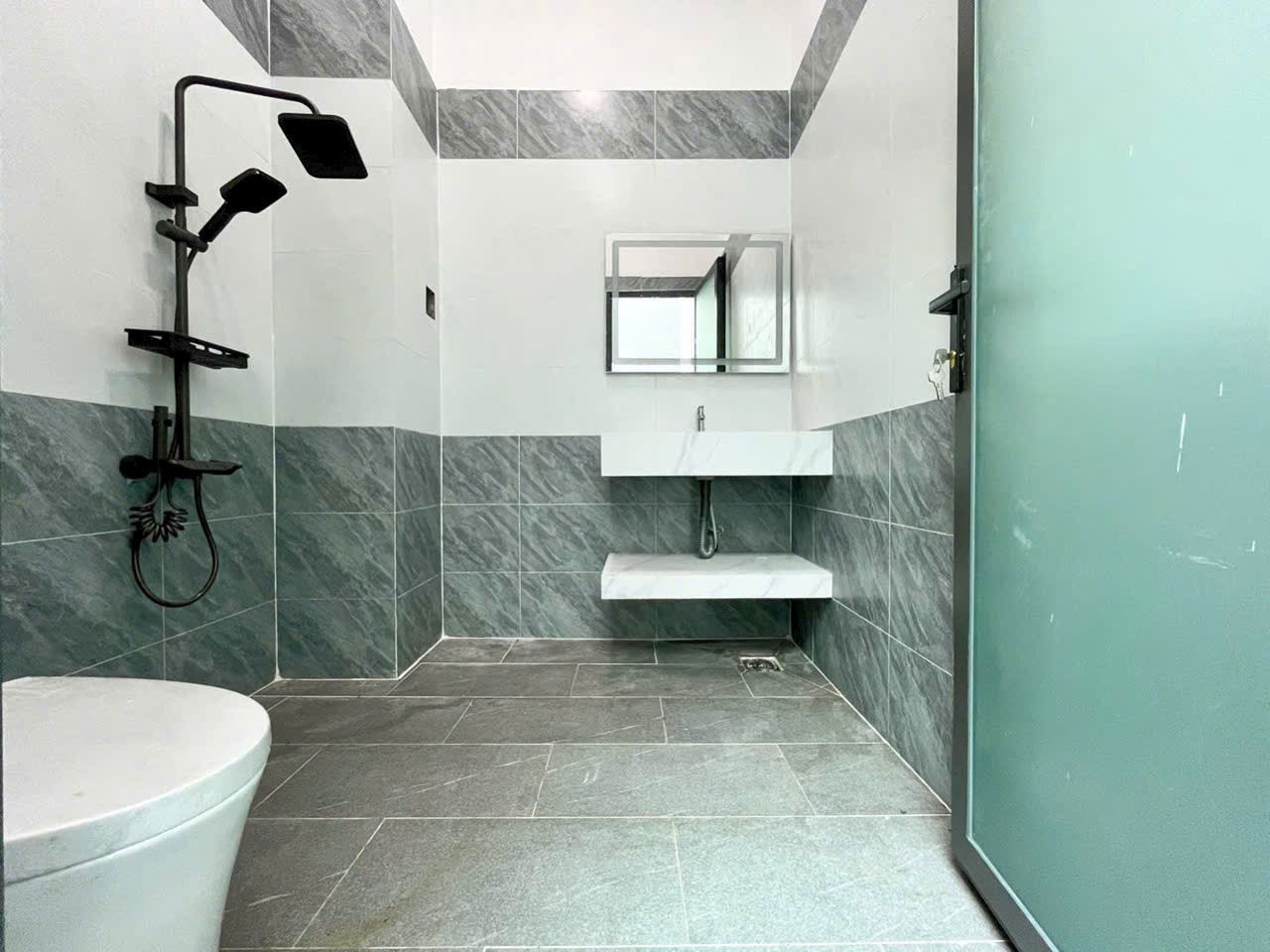 Bán nhà mới xây đường oto beton Đức Hòa Đông , dt 110m2 , 2 lầu , 4pn,4wc giá 2,8 tỷ 9