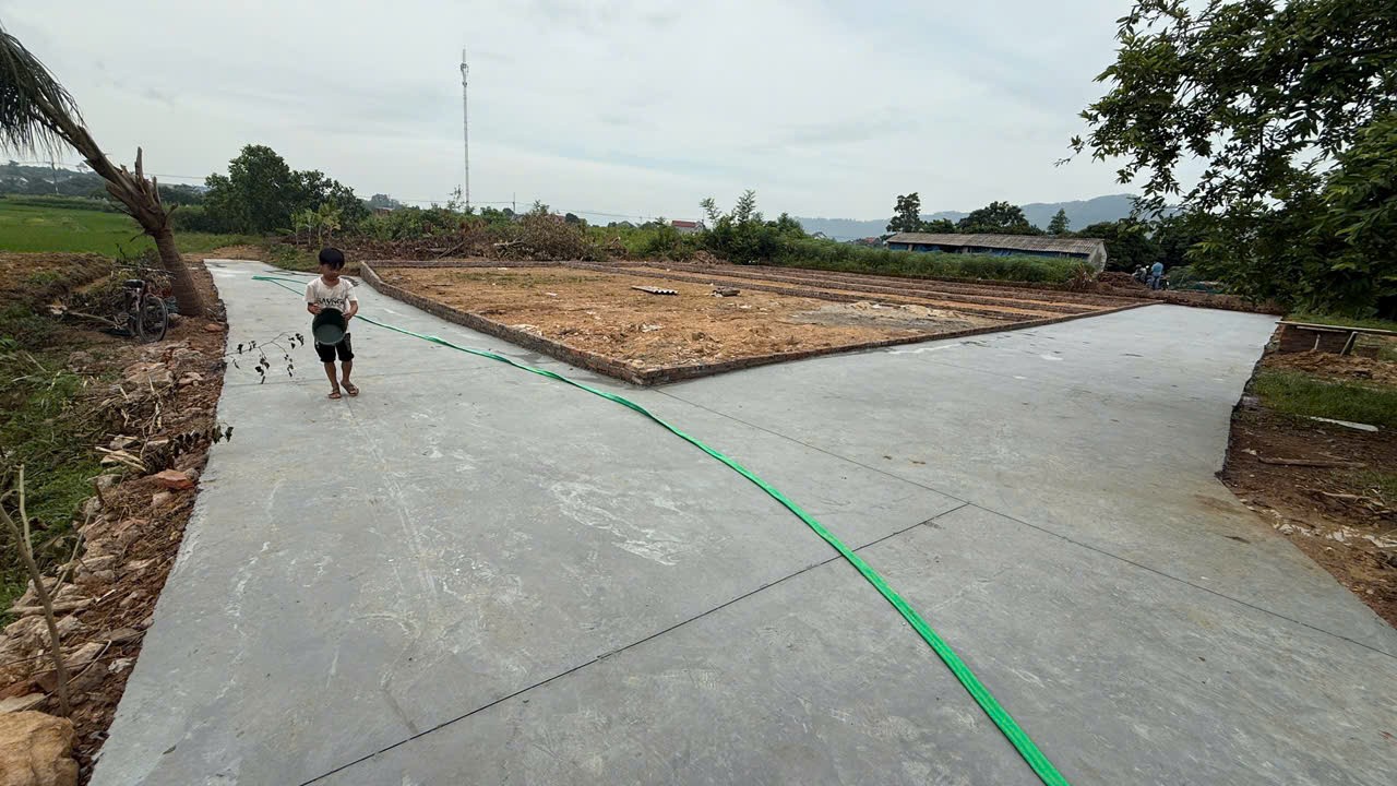 DT 100 M VIU CÁNH ĐỒNG THOÁNG MÁT -HỒ CÂU CÁ -PHÙ HỢP MUA XÂY NHÀ NGHỈ DƯỠNG CHO 1 GIA DDINGF -VỚI 3