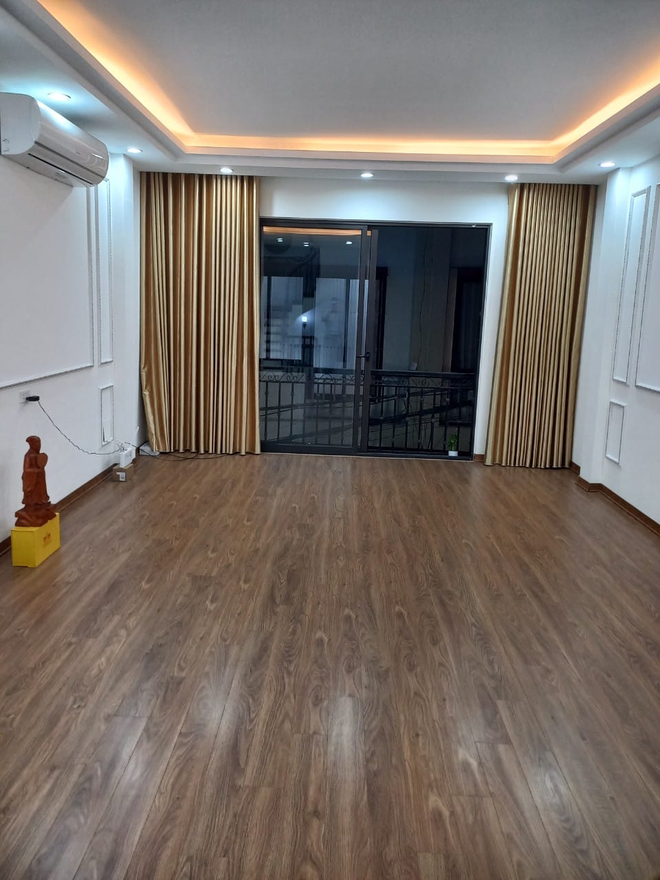 Bán nhà phố Trần Thái Tông, DT 50m2, 5T, MT4.5m , nhà mới tinh, lô góc, gần phố, ở ngay. 3