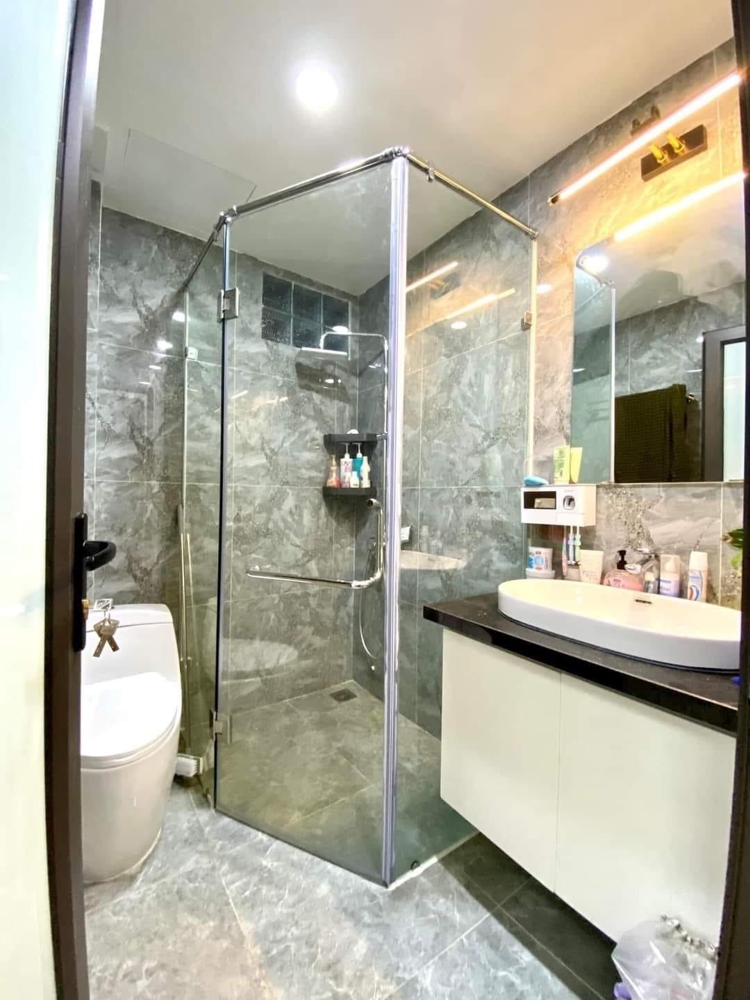 HOT HOT - TRUNG TÂM CẦU GIẤY - CÁCH 1 NHÀ RA PHỐ - VỊ TRÍ ĐẸP - GIÁ CHỈ HƠN 4 TỶ 4