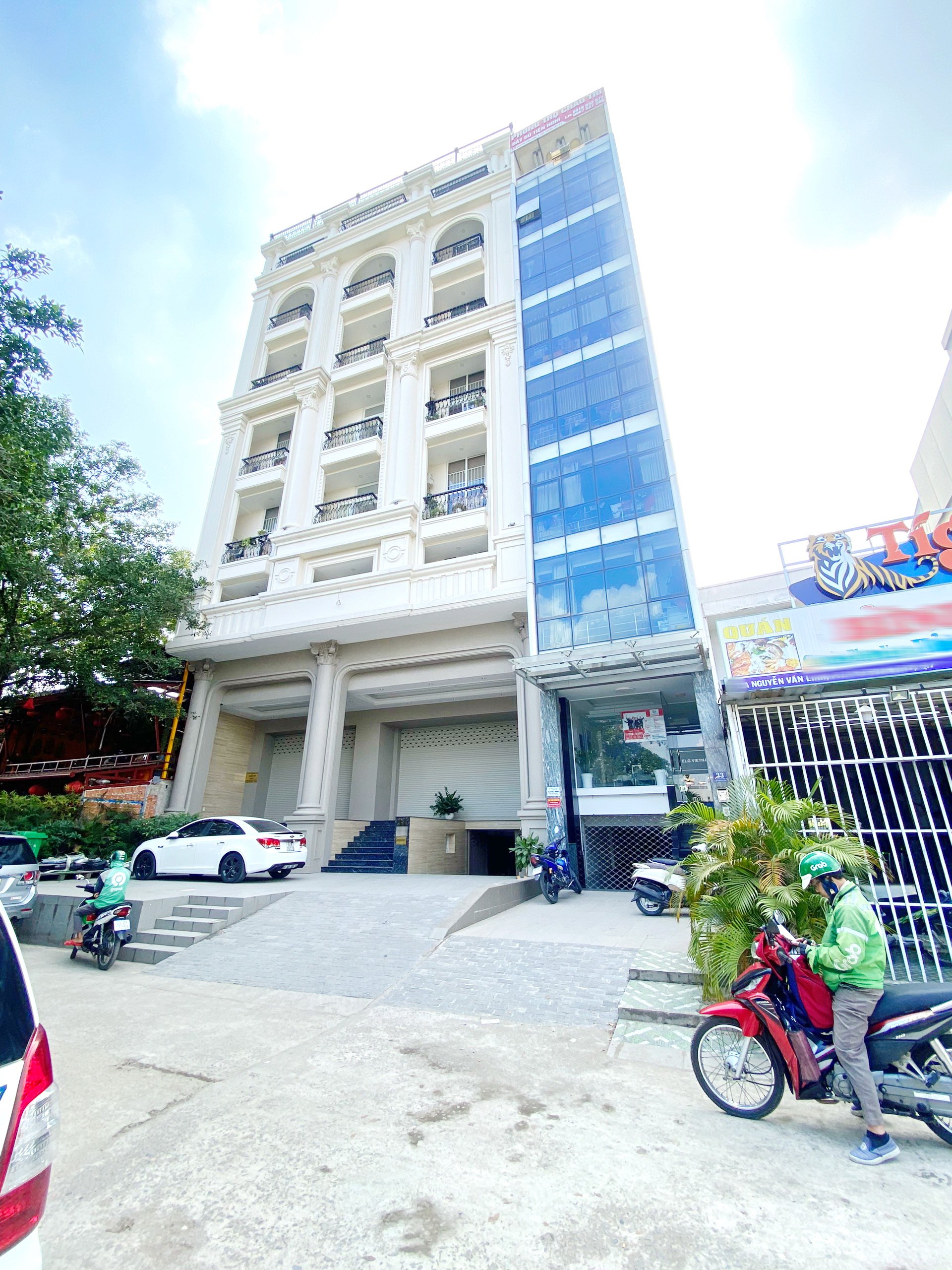 Bán tòa nhà căn hộ dịch vụ mặt tiền Nguyễn Văn Linh, Q7