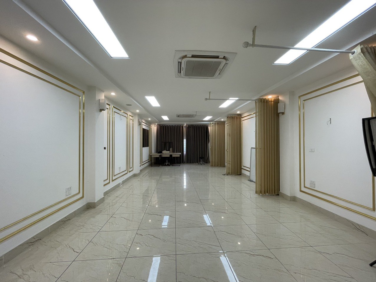 Cho thuê nhà mặt phố Nguyễn Khang 110m 8 tầng thang máy làm thẩm mỹ, spa, văn phòng 3