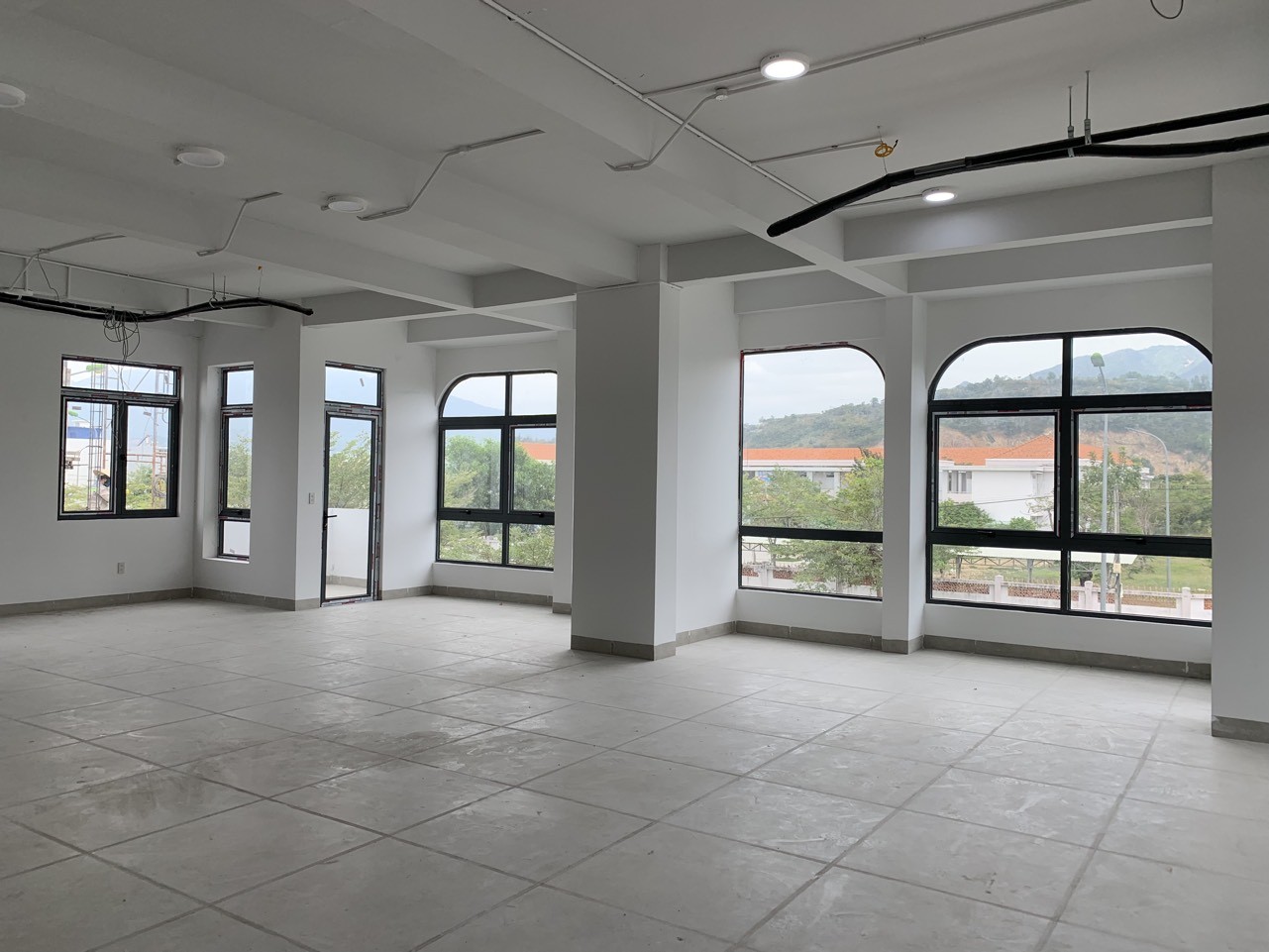 Cho thuê nhà 4 tầng dt: 300m2 Giá thuê: 45tr/ tháng liên hệ: 0916961496 Phạm Hải