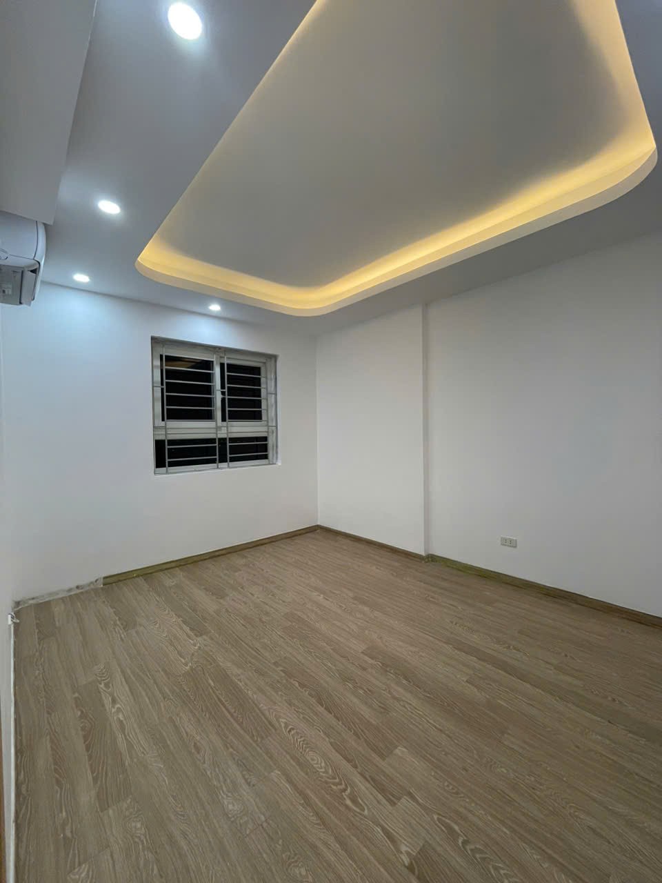 Chính chủ cần bán căn hộ 65m tầng đẹp view thoáng, mới được lắp đặt full nội thất tại KDT Thanh Hà 2