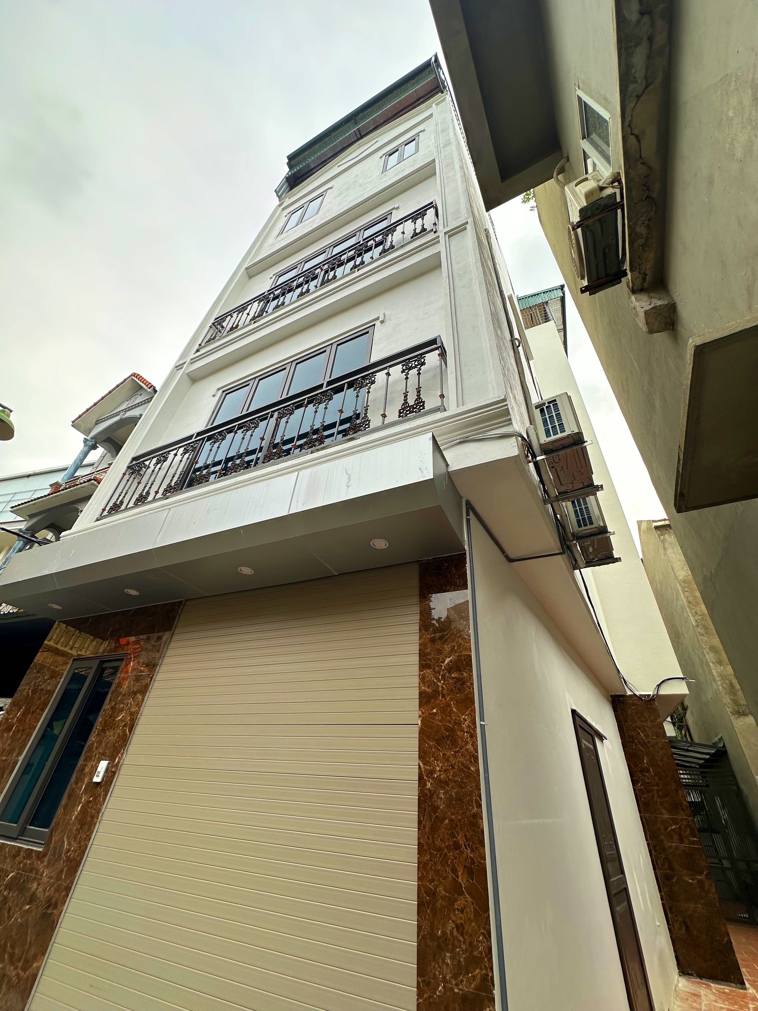 Sở hữu nhà Đa Sỹ, lô góc 5 tầng mới, gần sân bóng, bể bơi Đa Sỹ. Giá chỉ 5 tỷ