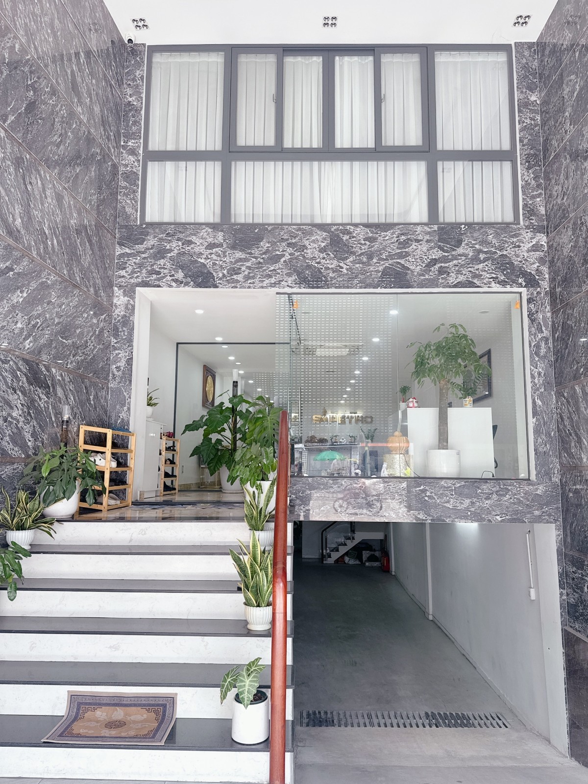 BÁN GẤP TOÀ NHÀ VĂN PHÒNG 8 TẦNG - DT 190m2 NỞ HẬU - MẶT TIỀN ĐƯỜNG NGUYỄN VĂN NGHI 9