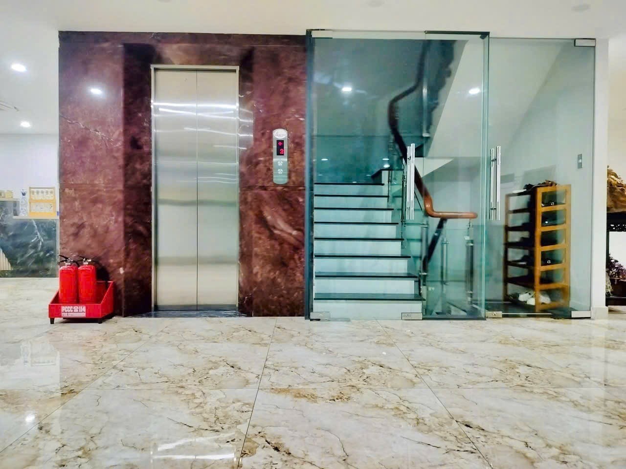 BÁN GẤP TOÀ NHÀ VĂN PHÒNG 8 TẦNG - DT 190m2 NỞ HẬU - MẶT TIỀN ĐƯỜNG NGUYỄN VĂN NGHI 8