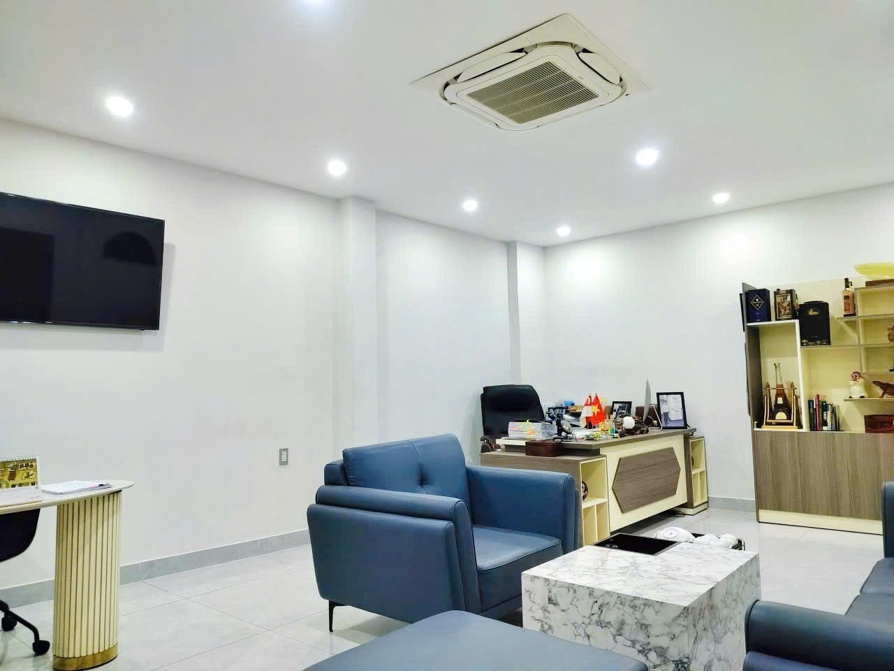 BÁN GẤP TOÀ NHÀ VĂN PHÒNG 8 TẦNG - DT 190m2 NỞ HẬU - MẶT TIỀN ĐƯỜNG NGUYỄN VĂN NGHI 7