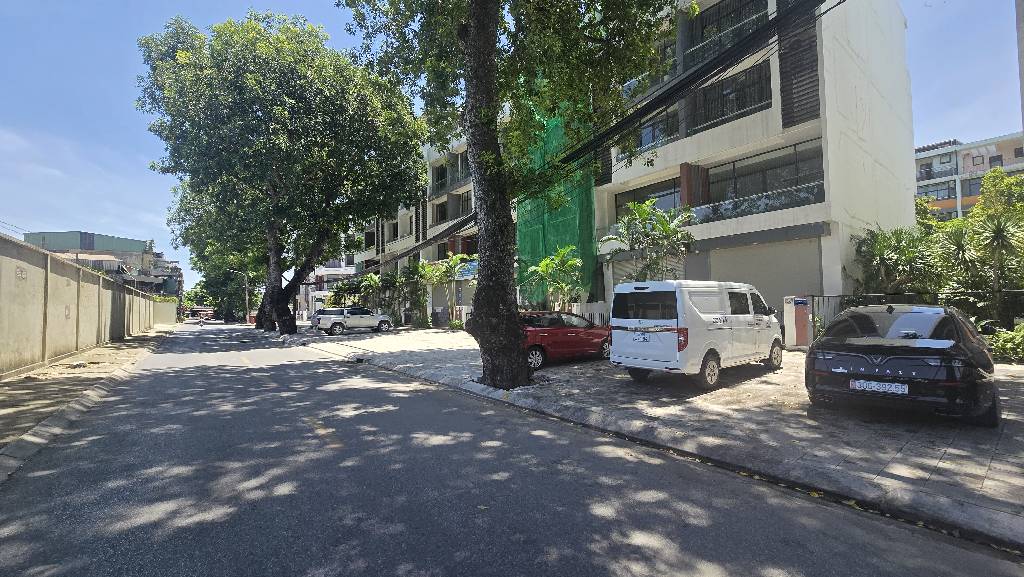 ĐỨC GIANG,LONG BIÊN 23tỷ 95m MẶT TIỀN 5m MẶT NGÕ Ô DỪNG ĐỖ,VỈA HÈ RỘNG 3