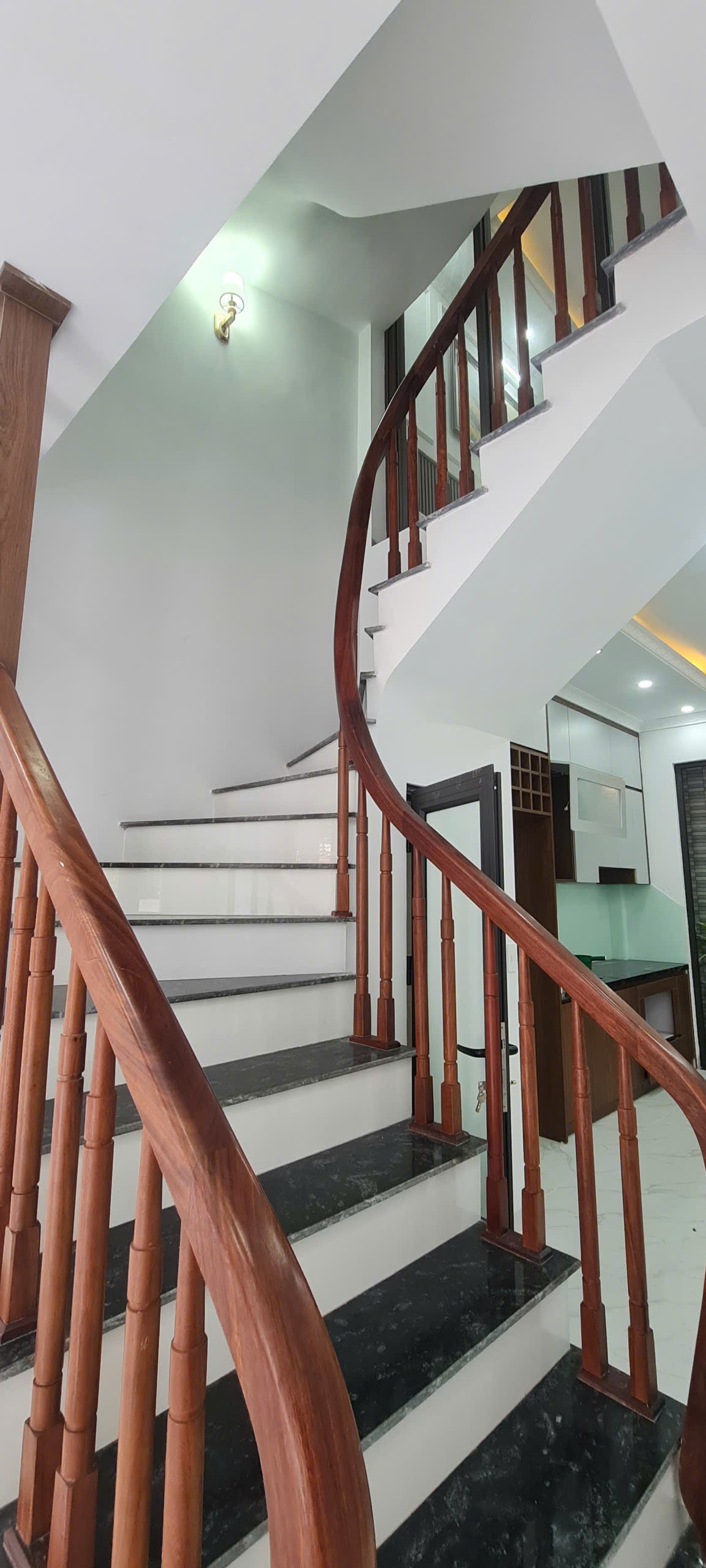 Bán nhà cạnh chợ trung tâm Tân Lập, Đan Phượng. 40m2 xây 5 tầng lệch 80m ra trục chính 422 4