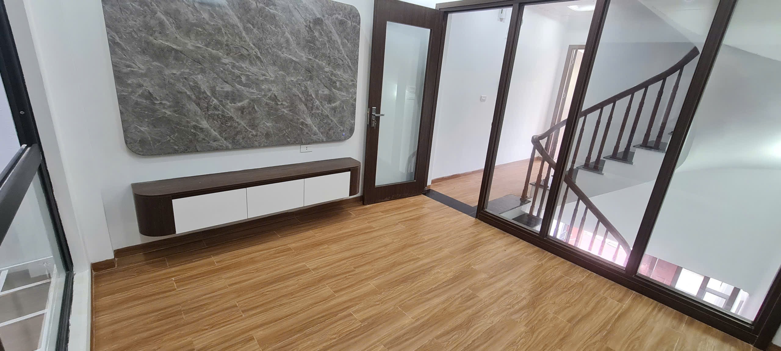 Bán nhà cạnh chợ trung tâm Tân Lập, Đan Phượng. 40m2 xây 5 tầng lệch 80m ra trục chính 422 5