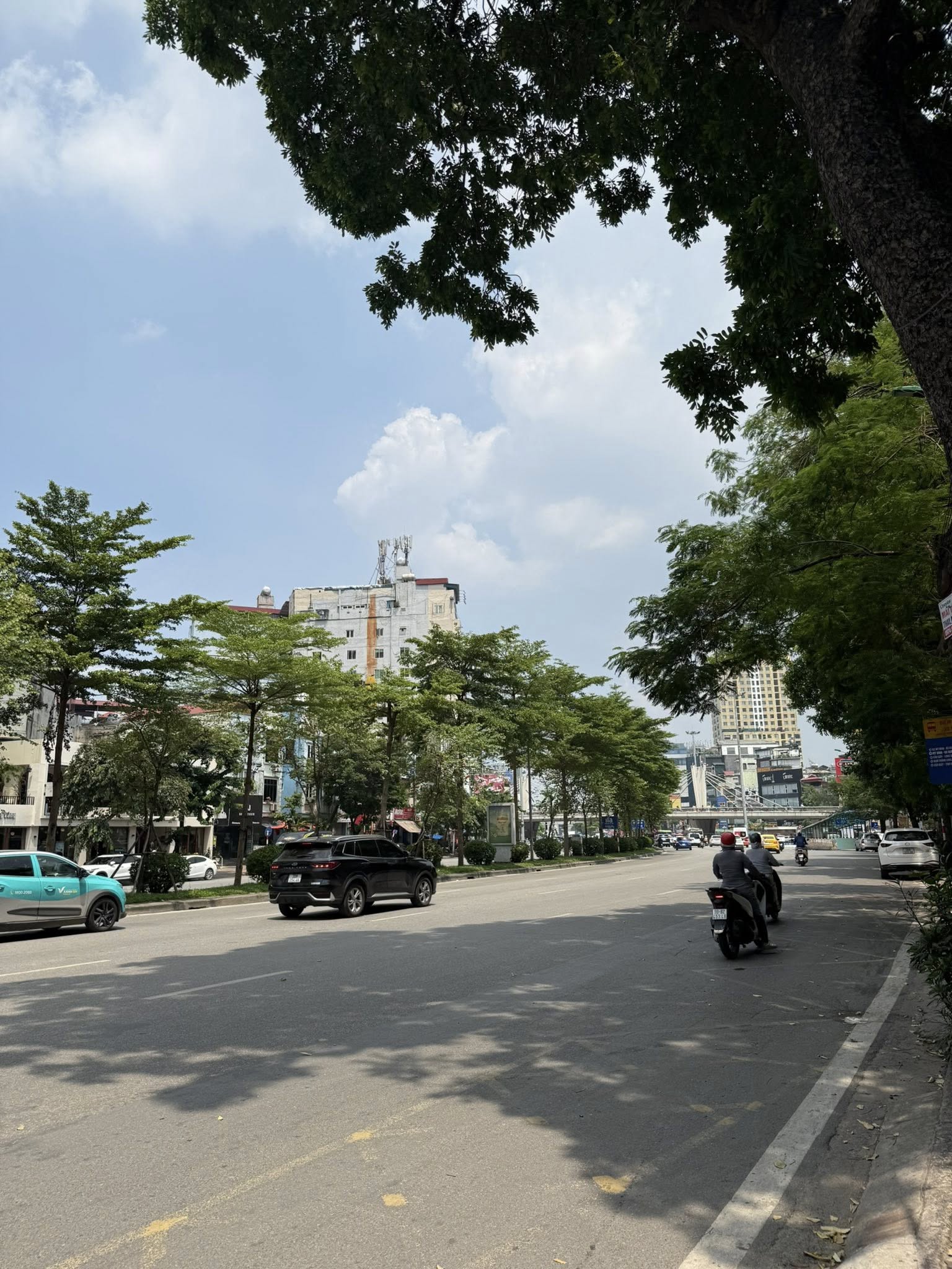 Mặt phố Đường Láng 120m² 5 tầng thang máy mặt tiền 5.1m giá 70 tỷ đường lớn VH đá bóng