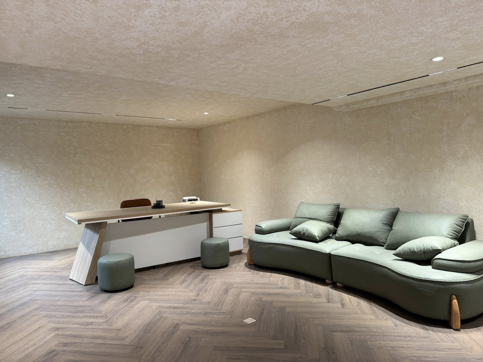 Mặt phố Đường Láng 120m² 5 tầng thang máy mặt tiền 5.1m giá 70 tỷ đường lớn VH đá bóng 2