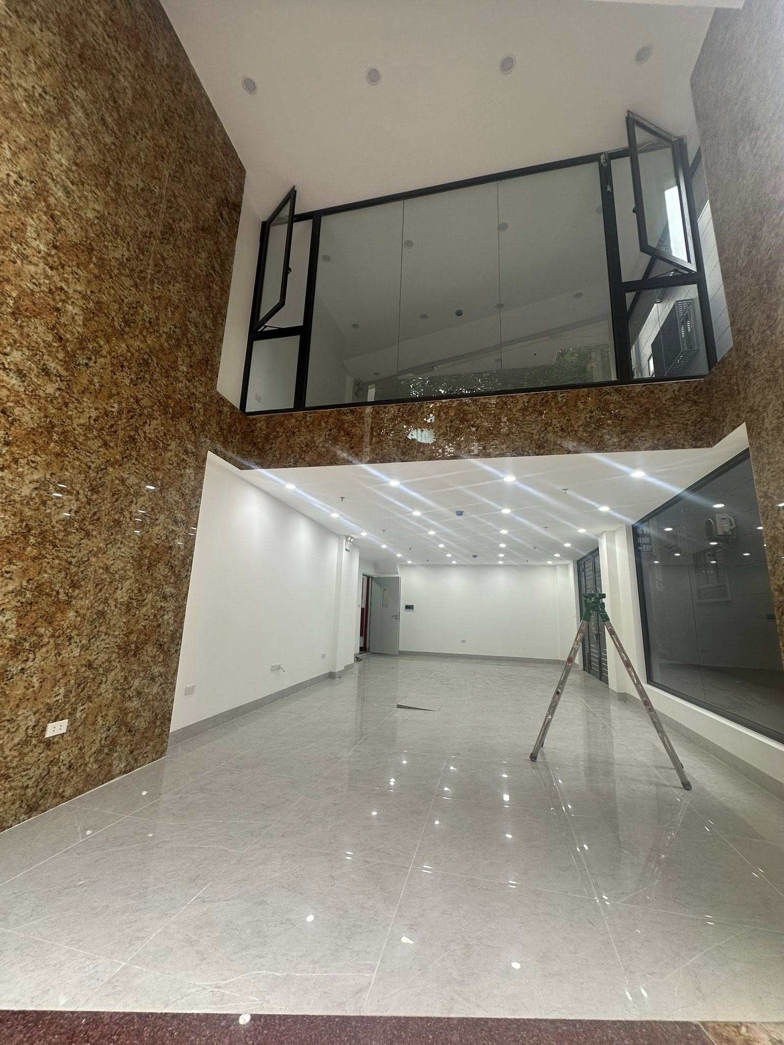 Hiếm có MP Vương Thừa Vũ 75m² 8 tầng lô góc vỉa hè rộng toà văn phòng 52.5 tỷ 2