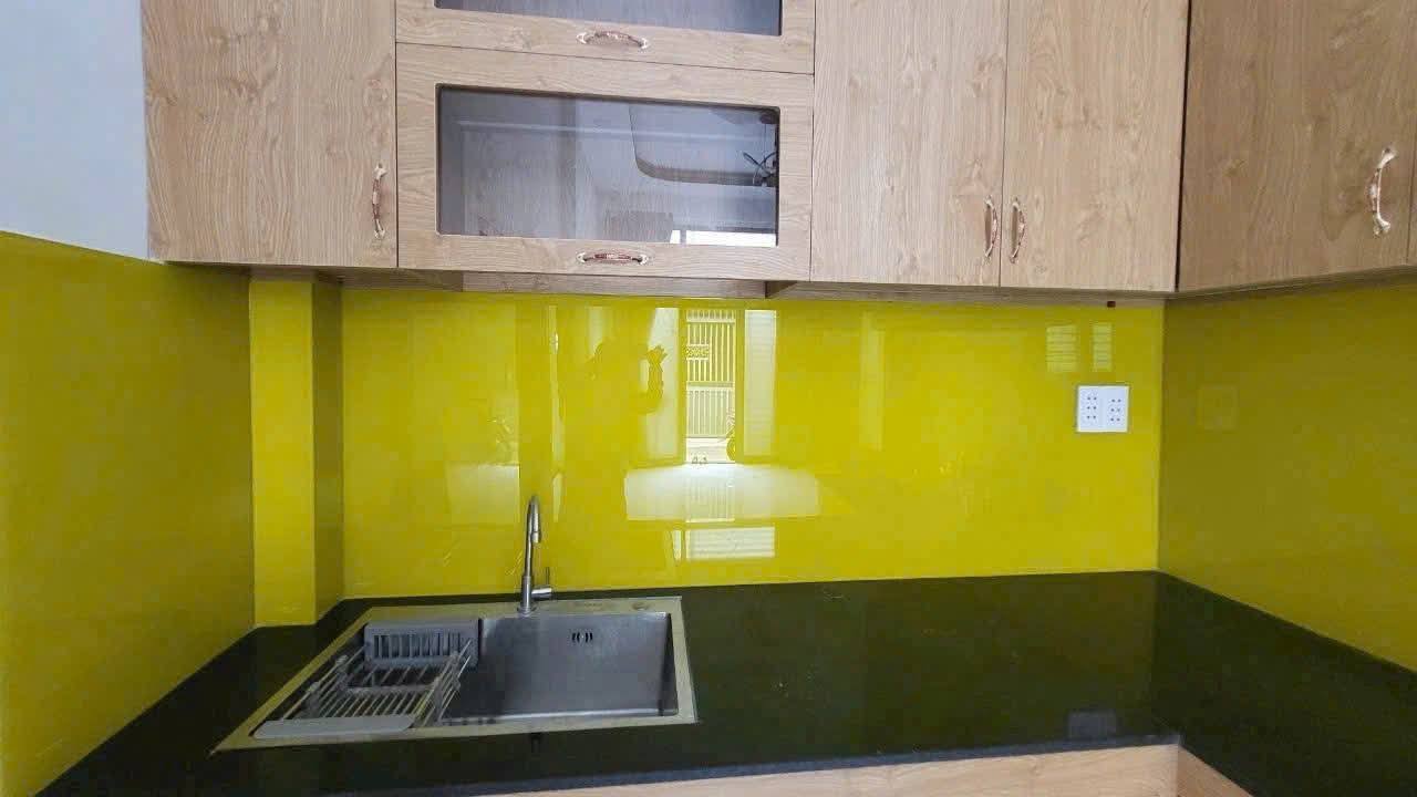 NHÀ MỚI 49M2 NGANG KHỦNG 8M. 30M RA HẺM XE HƠI THÔNG, GẦN NGÃ TƯ NƯỚC ĐÁ. SÁT VÁCH HIỆP THÀNH 2