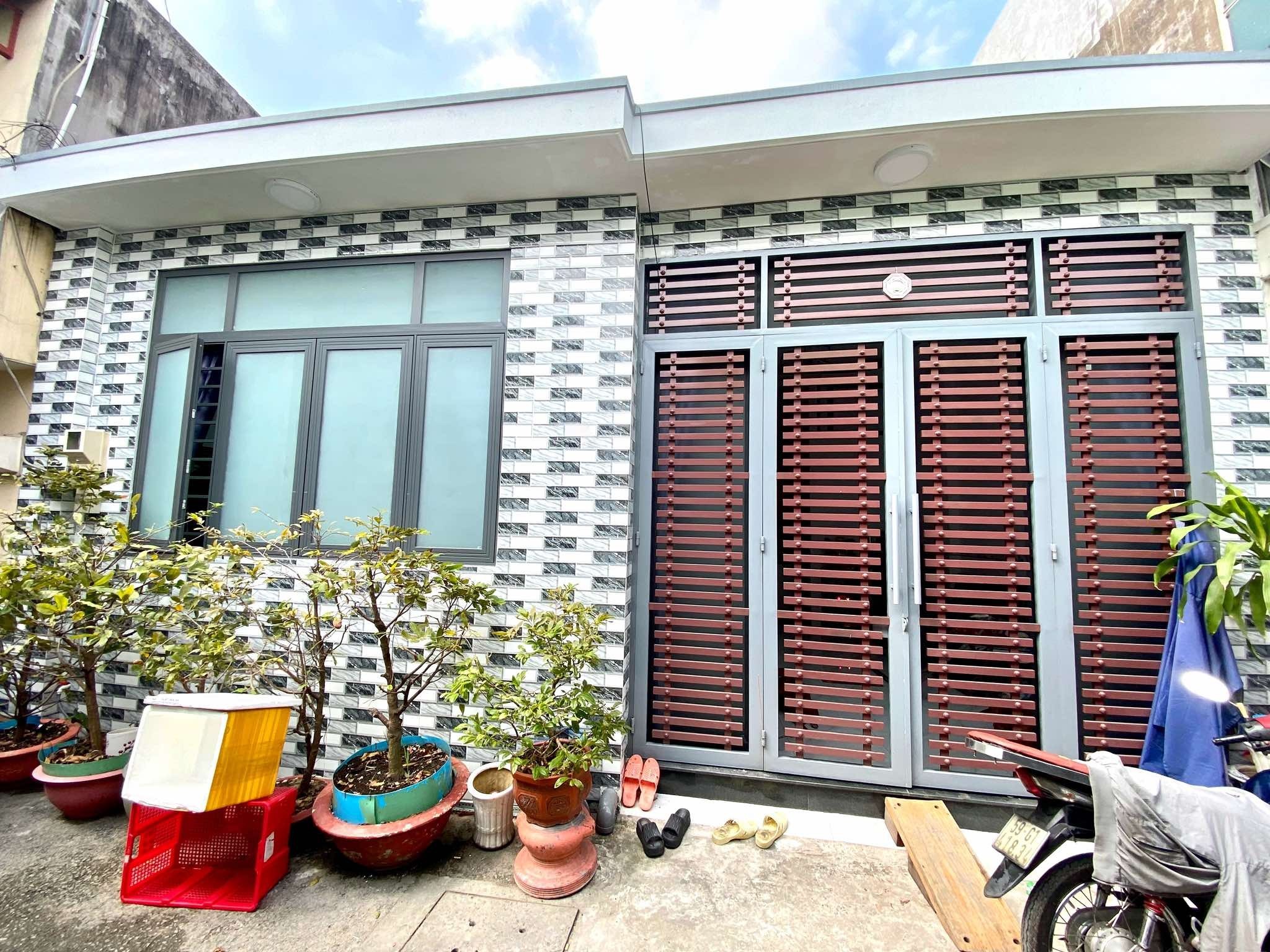 NHÀ MỚI 49M2 NGANG KHỦNG 8M. 30M RA HẺM XE HƠI THÔNG, GẦN NGÃ TƯ NƯỚC ĐÁ. SÁT VÁCH HIỆP THÀNH