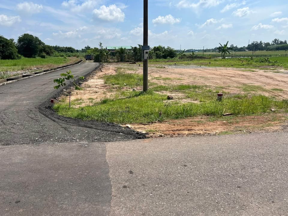 CẦN BÁN LÔ ĐẤT 2 MẶT TIỀN – TRUNG TÂM THỊ TRẤN ĐẤT ĐỎ