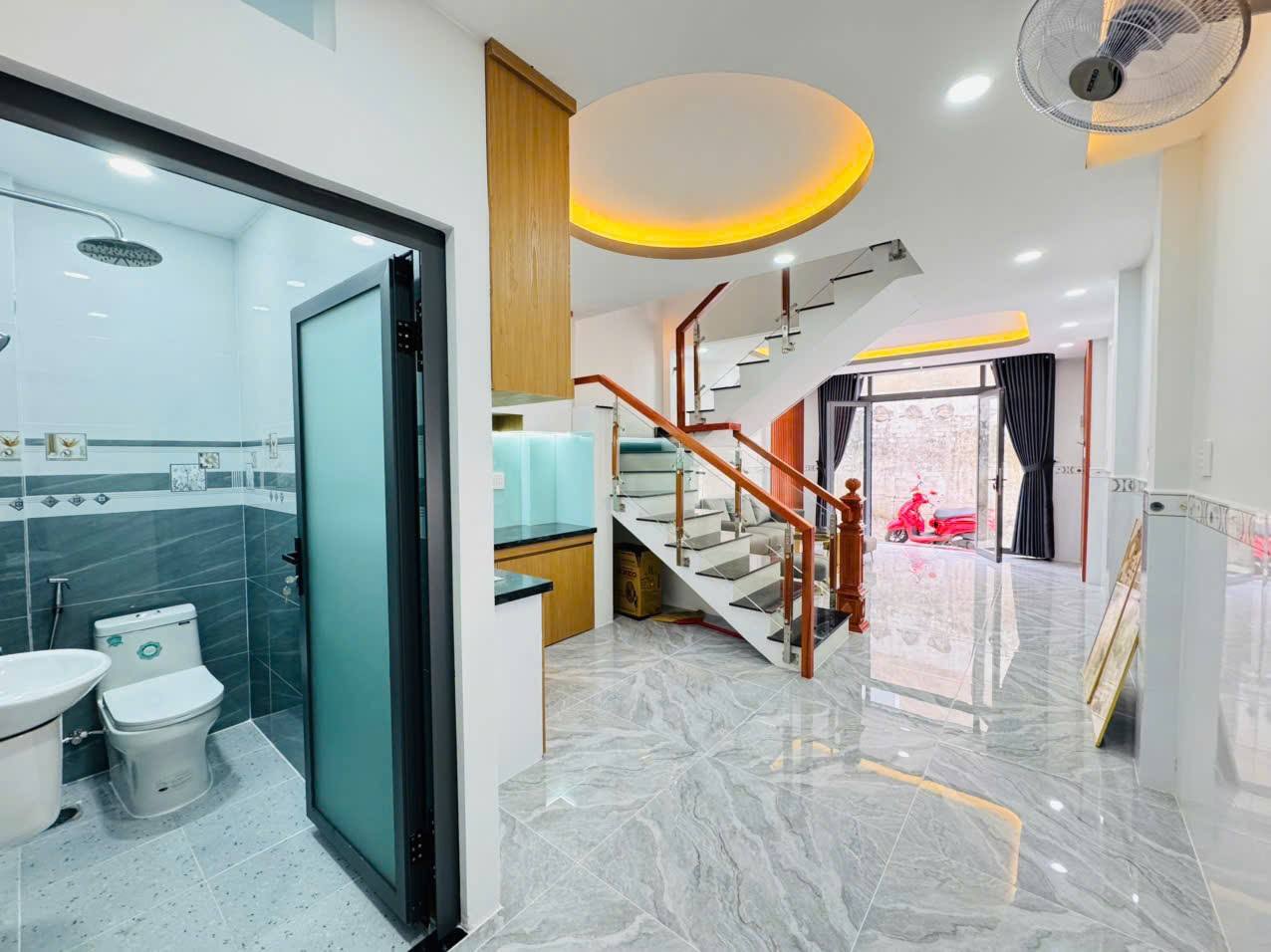 NHÀ 2 TẦNG LÔ GÓC 2 MẶT HẺM 38M2 HXH GẦN MẶT TIỀN BÙI VĂN NGỮ SÁT BÊN CHỢ NGÃ BA ĐÔNG QUANG. HIỆP 2