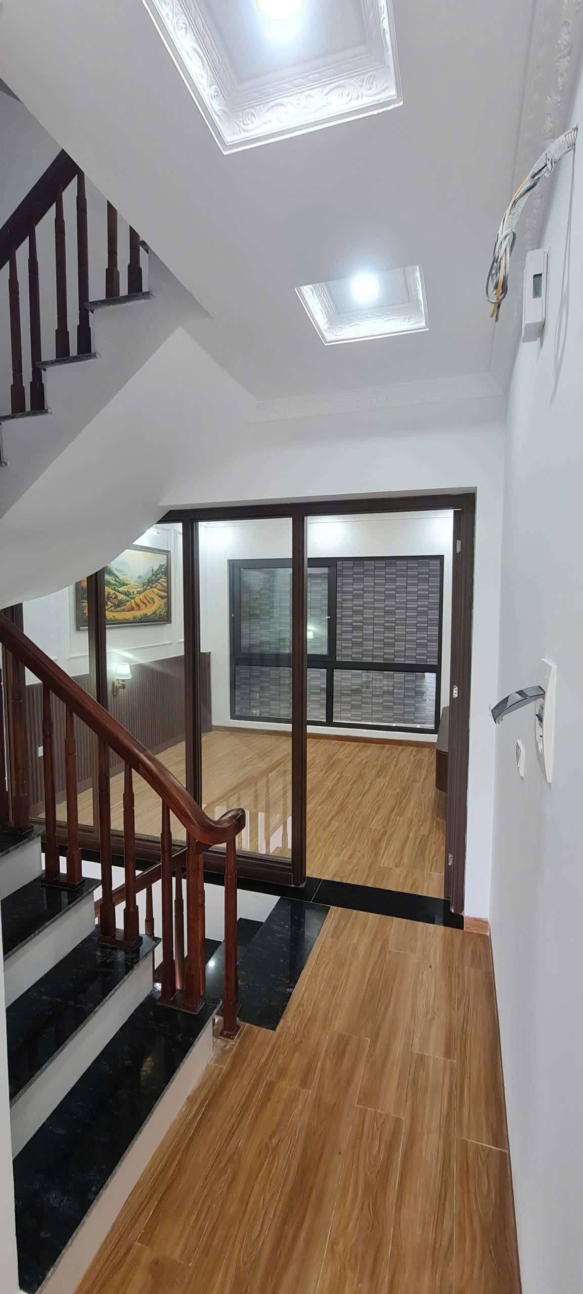 Bán nhà cạnh chợ trung tâm Tân Lập, Đan Phượng. 40m2 xây 5 tầng lệch 80m ra trục chính 422 6