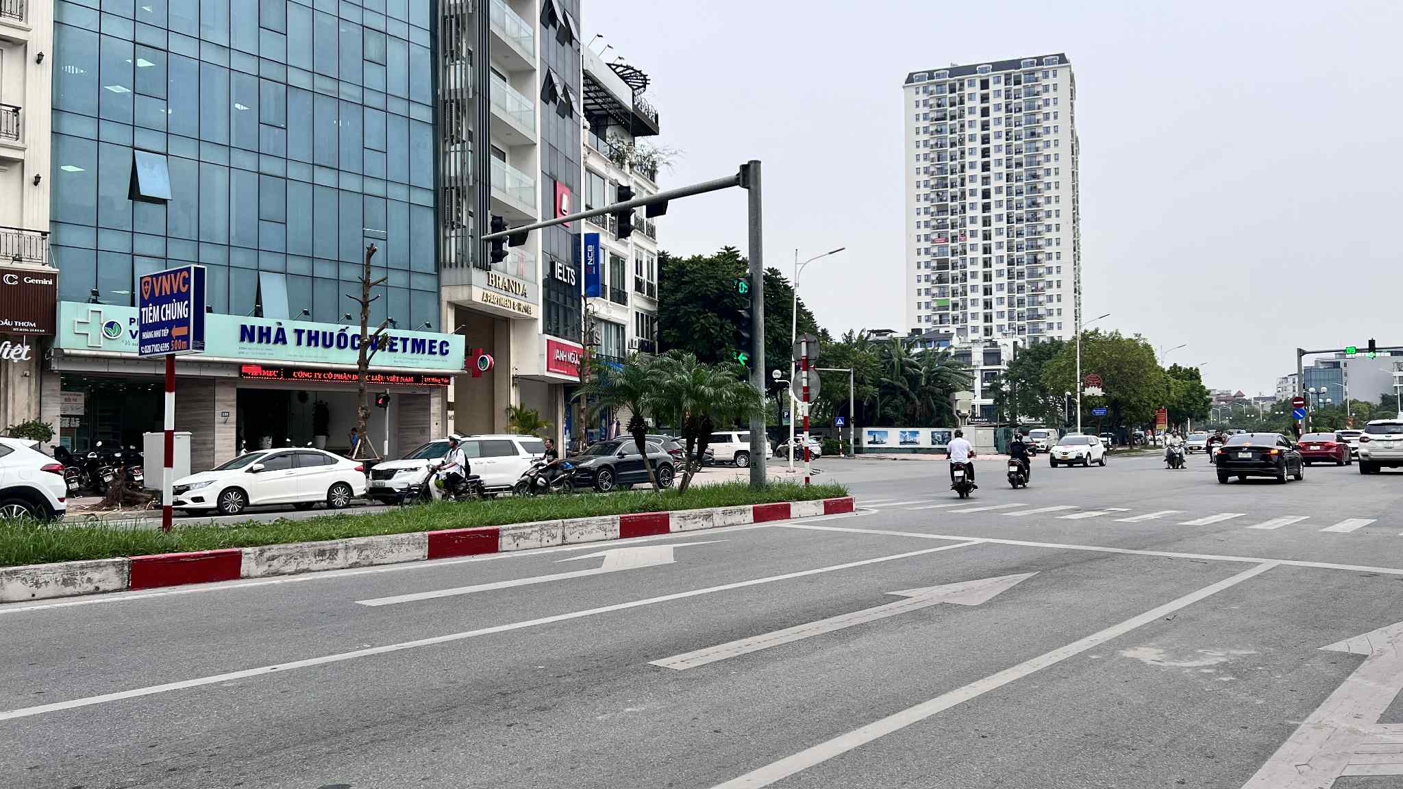 bán nhà mặt phố Hồng Tiến, 94m x 6tầng, mặt tiền 7m, 2 mặt thoáng, thang máy, vỉa hè, kinh doanh 3