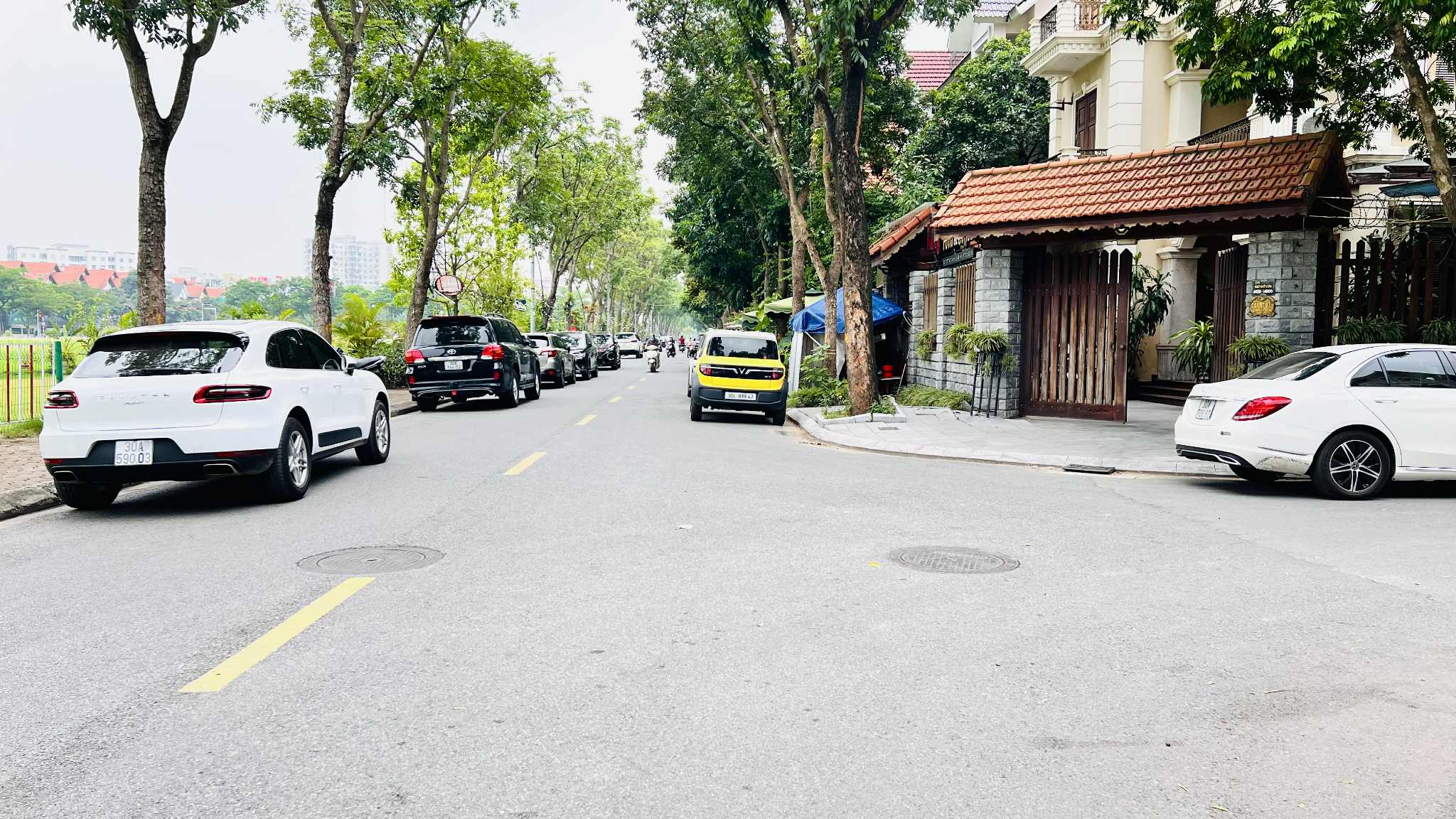 Biệt thự khu đô thị Việt Hưng, 240m x 4 tầng, mặt tiền 13m, khu vực cực sầm uất, kinh doanh ngày