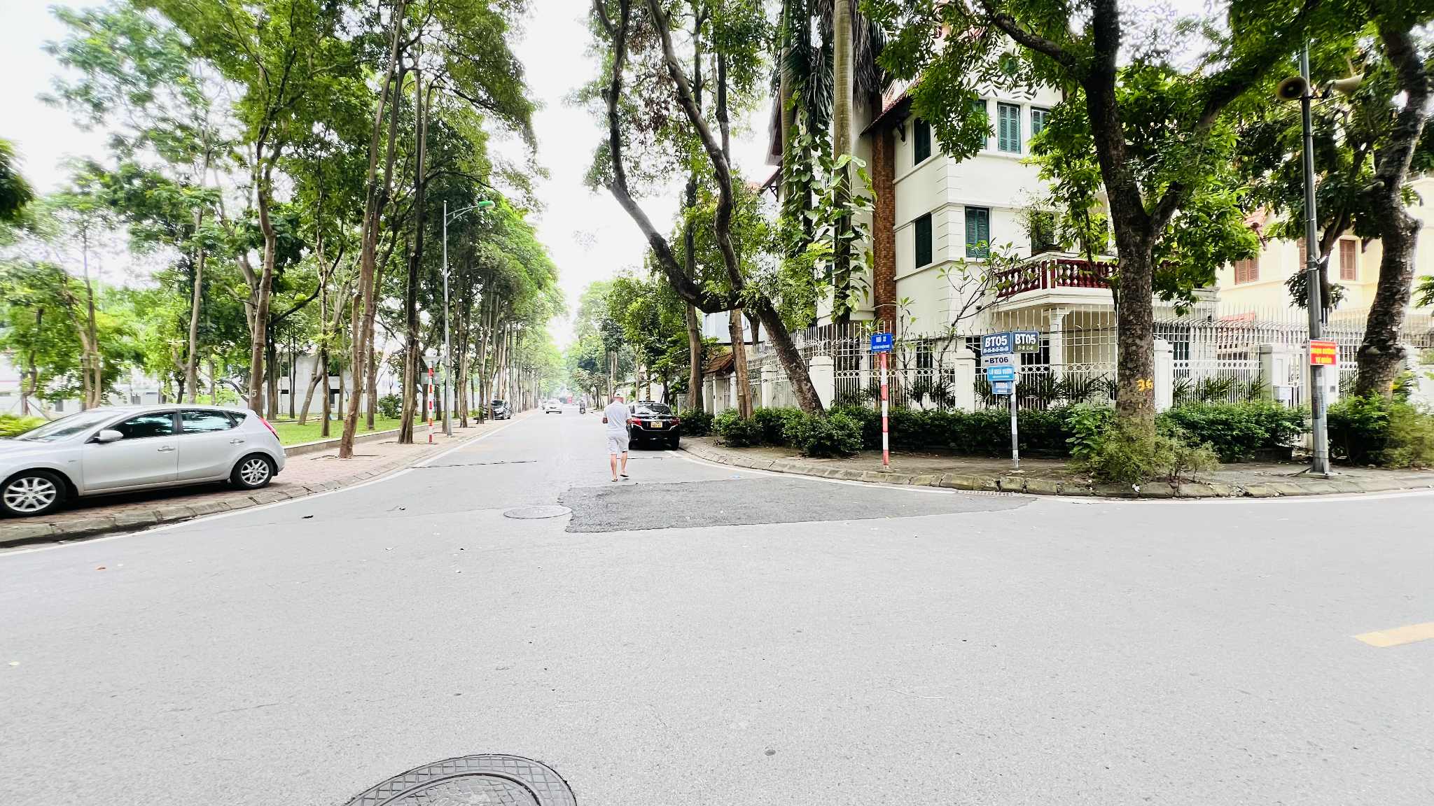 Biệt thự khu đô thị Việt Hưng, 240m x 4 tầng, mặt tiền 13m, khu vực cực sầm uất, kinh doanh ngày 3