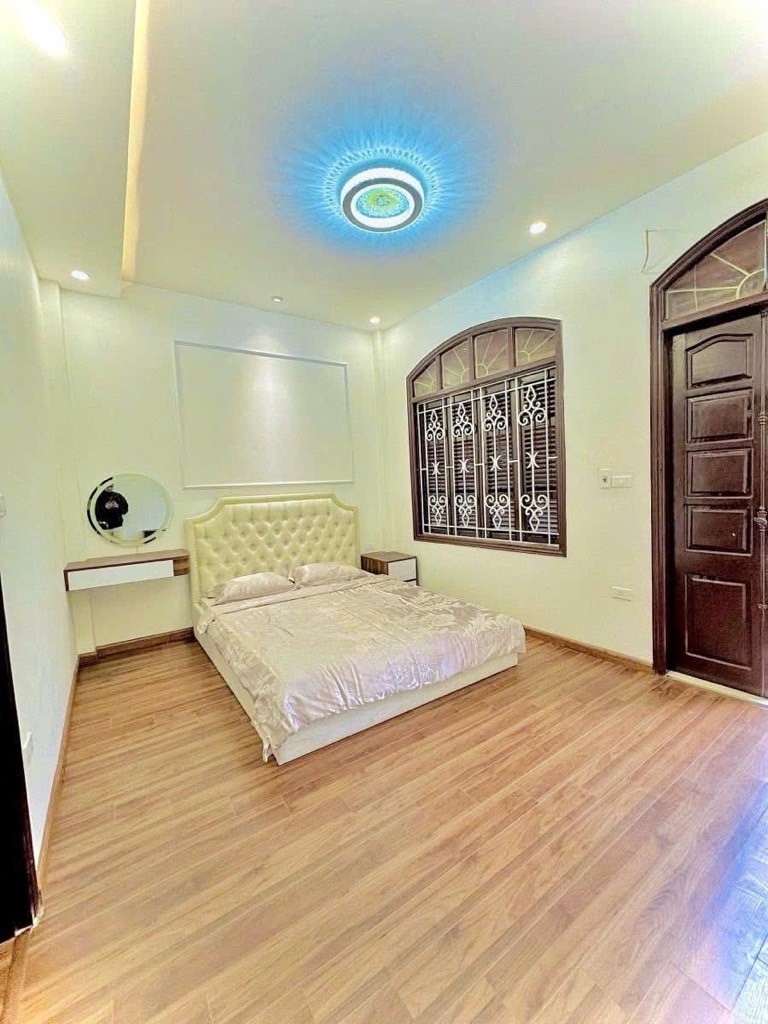 Cần bán Nhà mặt tiền đường Trương Định, Phường Hoàng Văn Thụ, Diện tích 37m², Giá 7.3 Tỷ 2