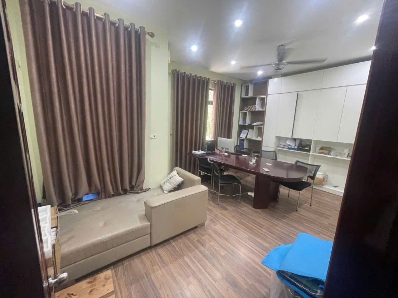Cho thuê nhà  ngõ 221 Trung Kính, Cầu Giấy 50M x 4T, 4 NGỦ giá 18tr, ở - văn phòng