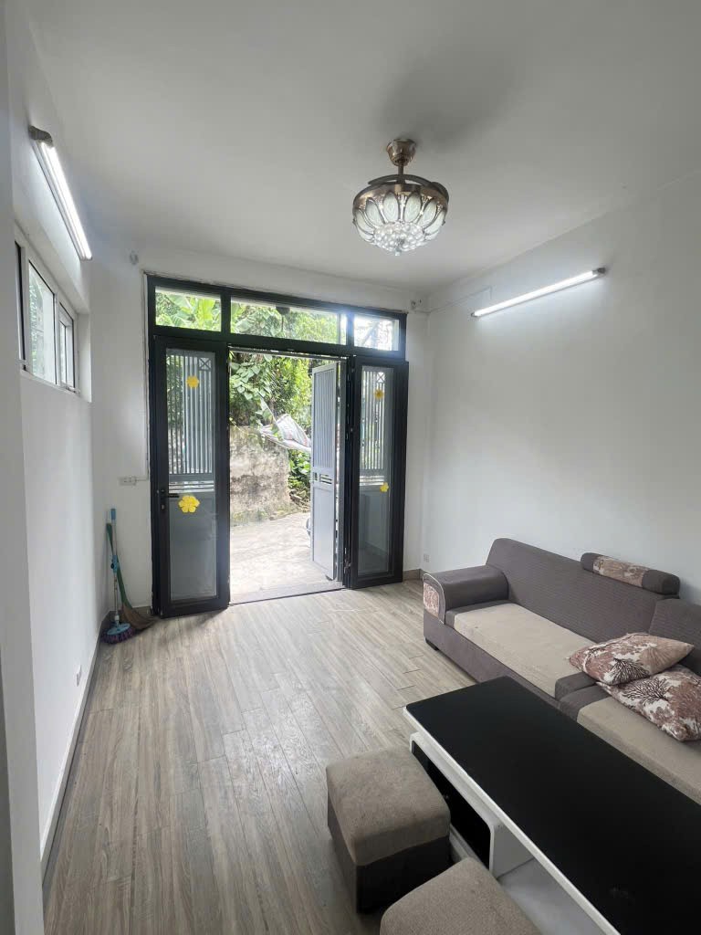 NHÀ ĐẸP ĐẠI ÁNG CÒN MỚI ,GIA NHỈNH 5 TỶ, 3 THOÁNG,Ở NGAY.