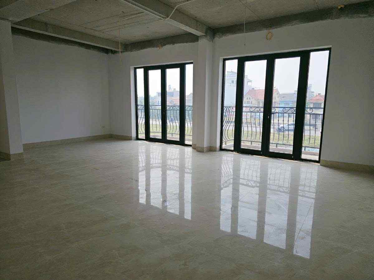 bán nhà lô góc Ngọc Thụy, 90m x 8 tầng,mặt tiền 7.5m, thang máy, vỉa hè, ôtô tránh 3