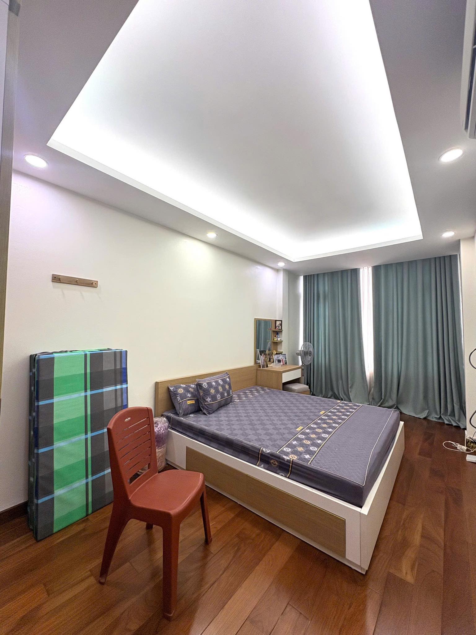 BÁN NHÀ MẶT PHỐ HÒE NHAI – LÕI BA ĐÌNH – 6 TẦNG THANG MÁY – VỈA HÈ – GIÁ CHỈ 34 TỶ 2