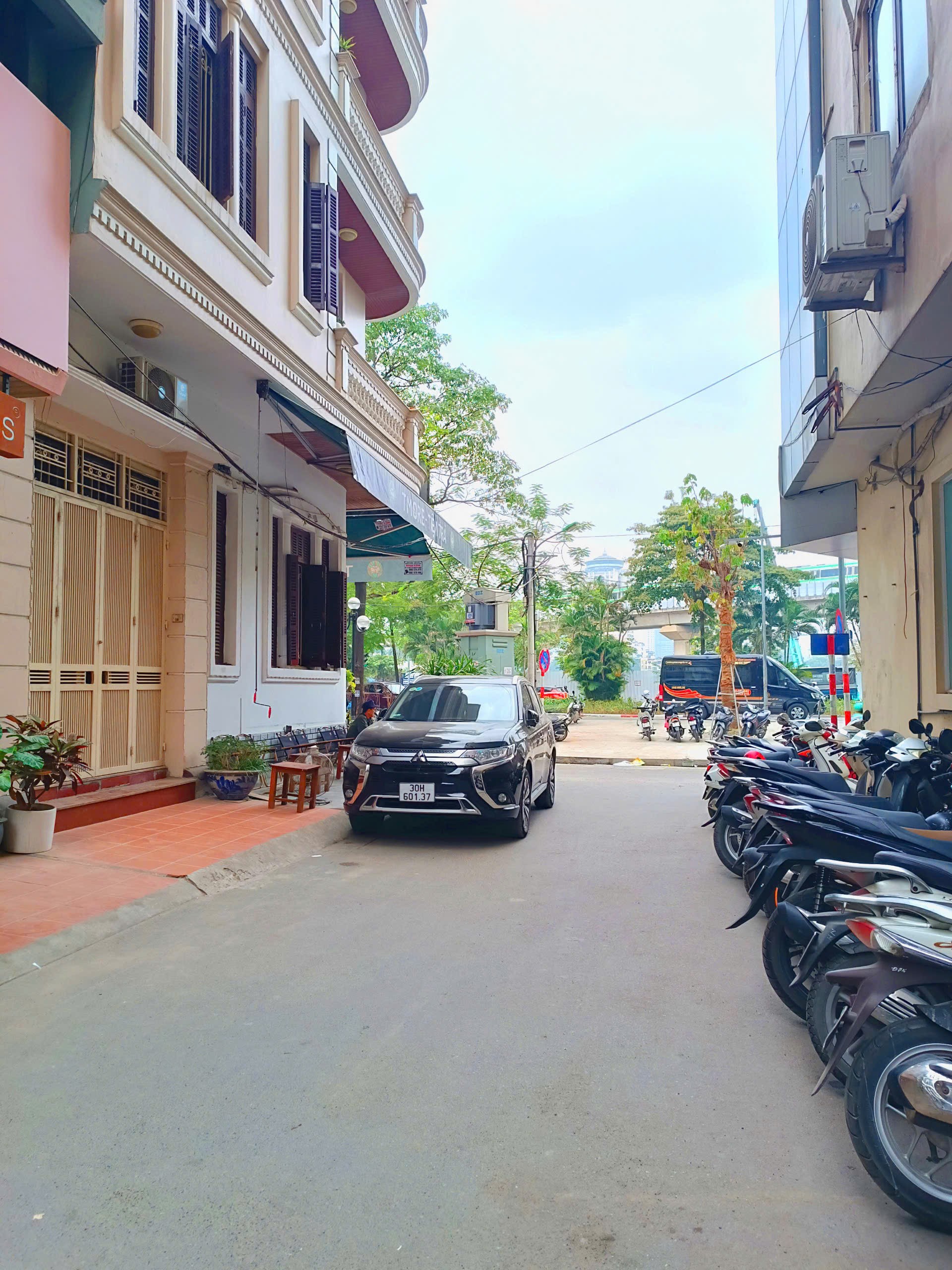 Gara ô tô, cách phố 5 nhà, phân lô Hoàng Cầu 55m² x 5T MT 5m – 19 tỷ 2