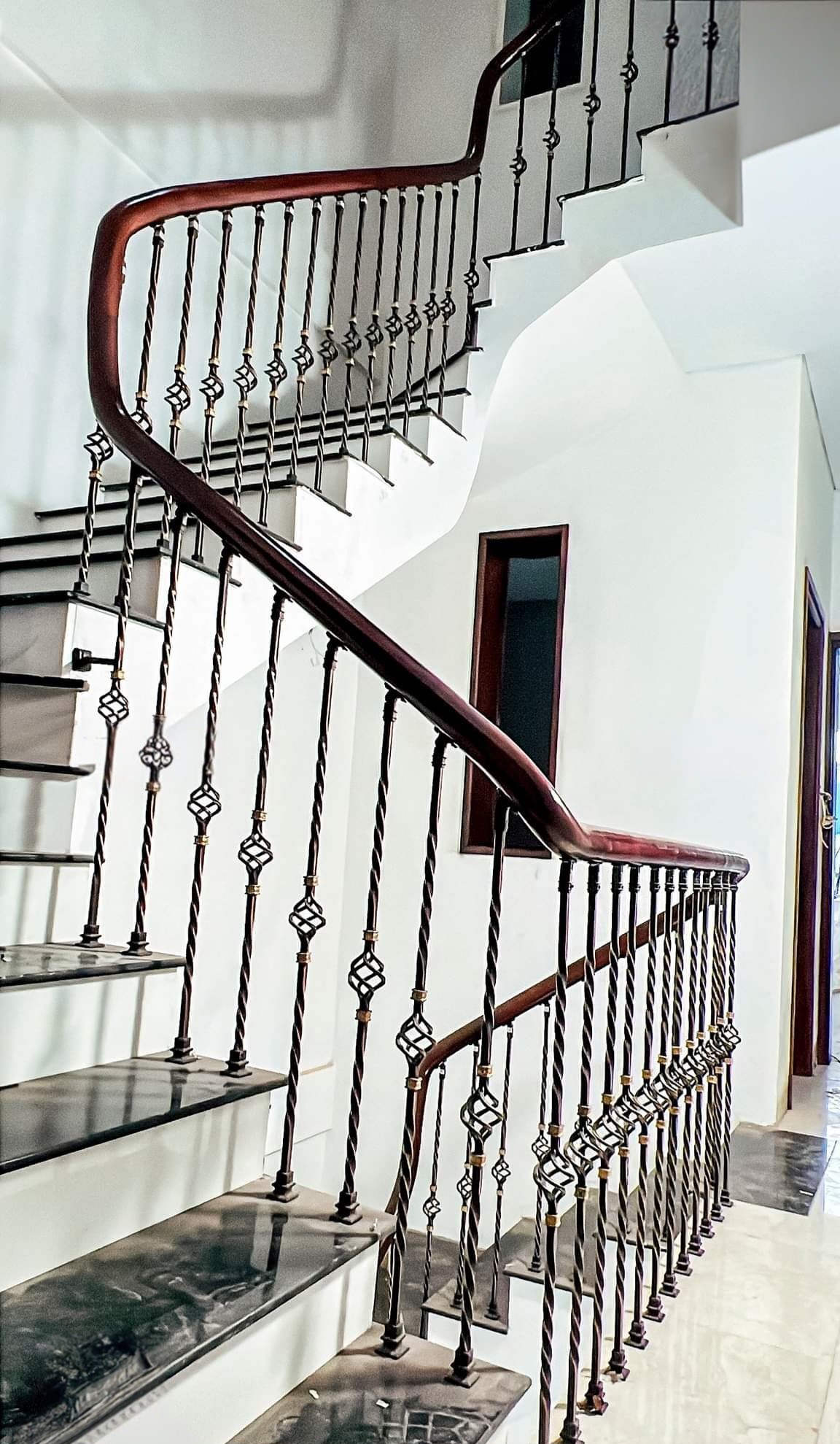 Cho thuê Nhà căn góc, mới, thang máy,vỉa hè, 113m2- 4T, Trần Nhân Tông_46 Tr 2