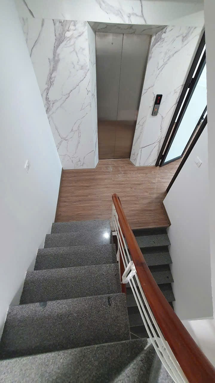 Tôi cho thuê nhà hai mặt tiền,mới,vỉa hè, 103m2- 5T, Thành Công_30 Tr