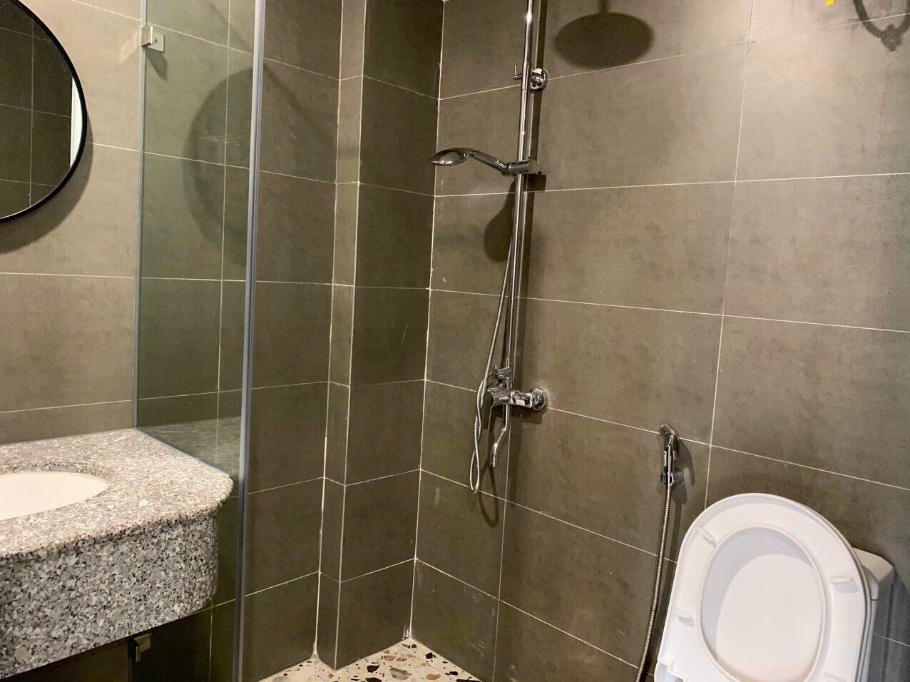 Tôi cho thuê nhà mới, căn góc, 92m2_ 5T; vỉa hè, Hoàng Quốc Việt-29 Tr 3