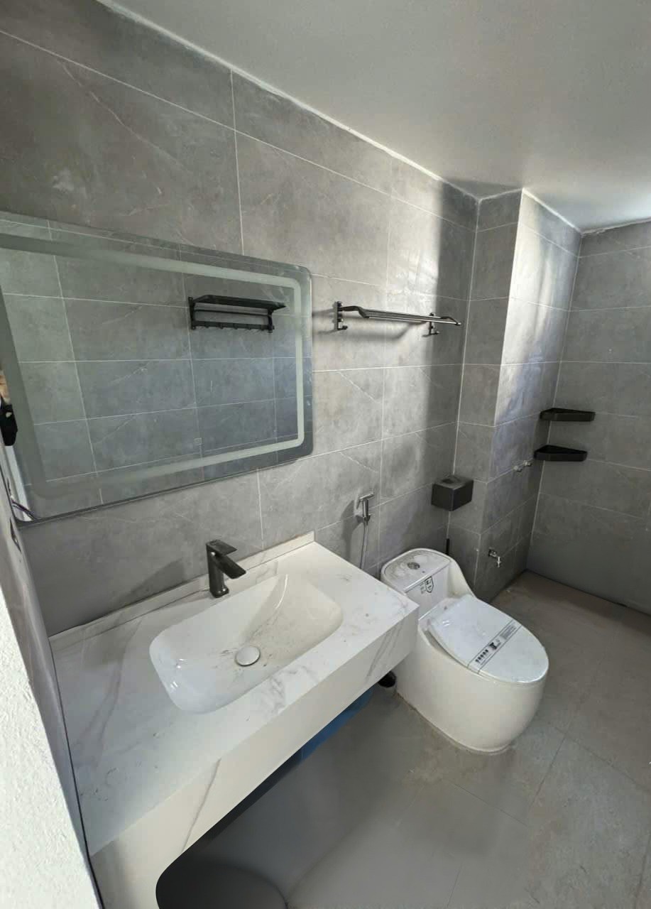 Tôi cho thuê nhà mới, căn góc, 93m2_ 5T; vỉa hè, Hoàng Quốc Việt-30 Tr 3