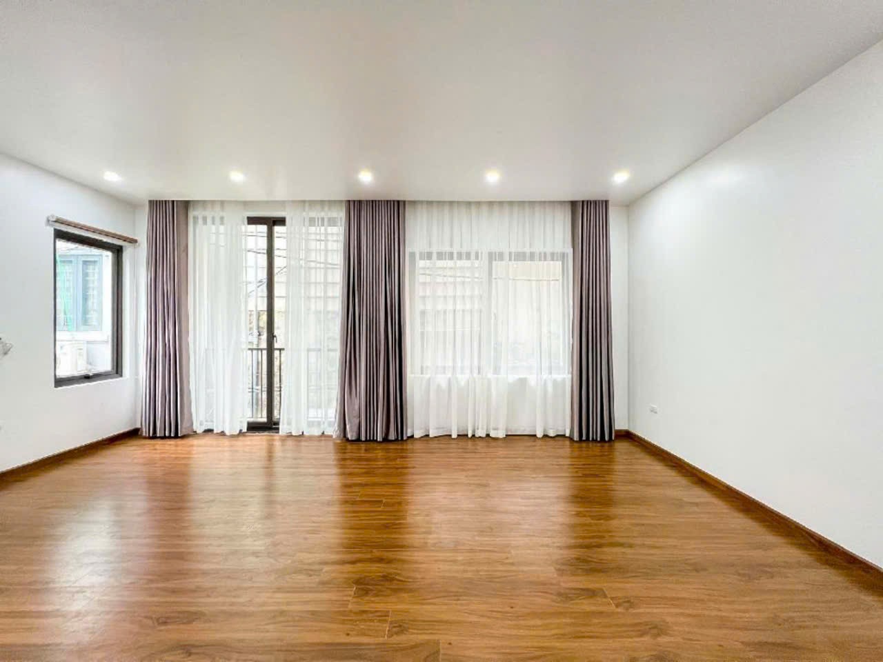 Lạc Long Quân nhà mới - thang máy - 30m oto tránh - 8 tầng giá nhỉnh 22 tỷ 5
