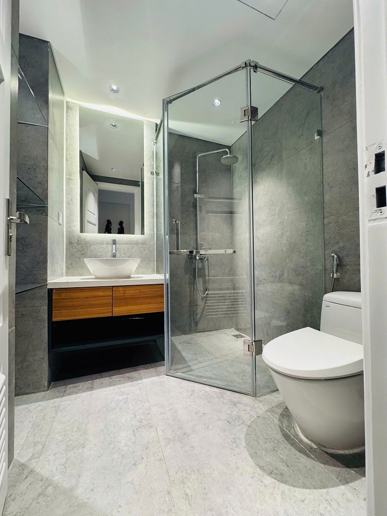 Cho thuê căn hộ 1PN rộng tới 80m2 tại Quảng Khánh, Tây Hồ, đủ nội thất mới đẹp hiện đại, ban công 4