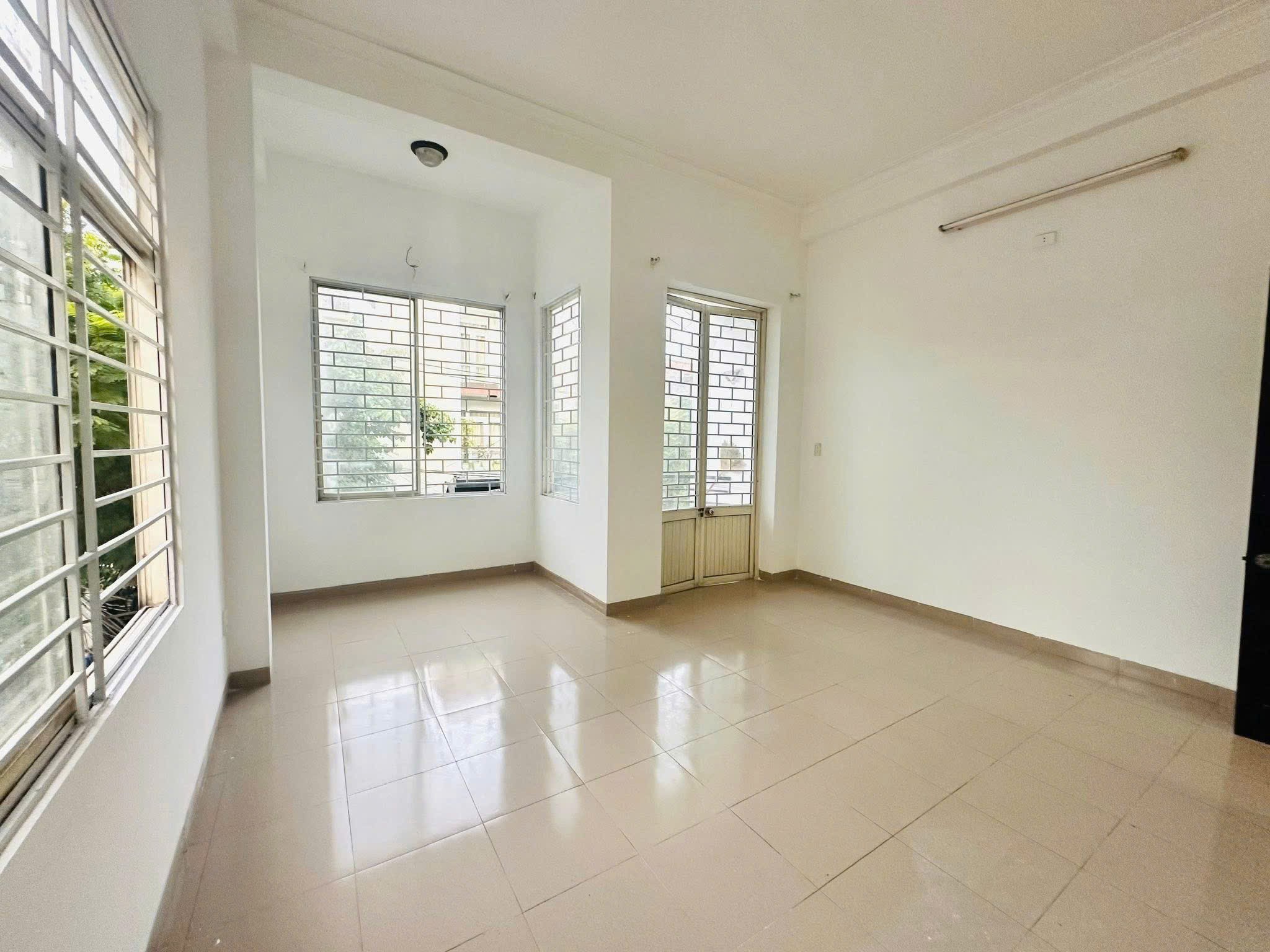 Nhà mặt tiền phố kinh doanh đường Ông Ích Khiêm gần Phú Gia Compound 2