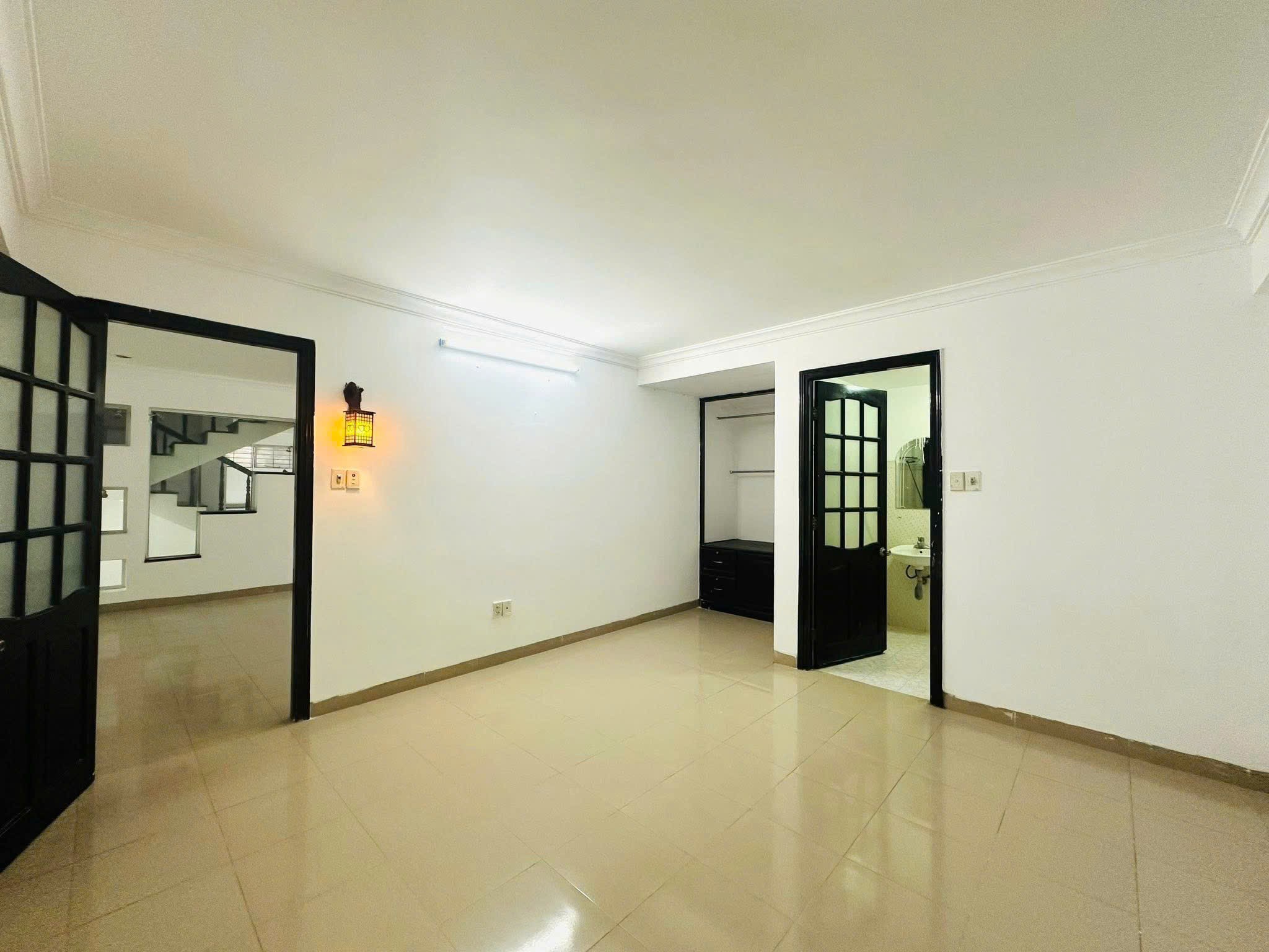 Nhà mặt tiền phố kinh doanh đường Ông Ích Khiêm gần Phú Gia Compound 4