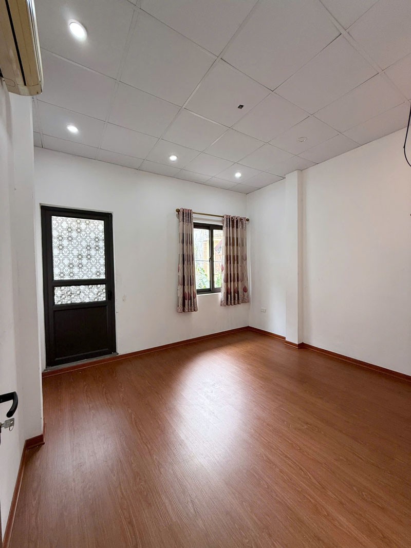 Cần bán 40m2 nhà 2 tầng ngay chợ Phúc Đồng. Đường ô tô, tiện ích bạt ngàn