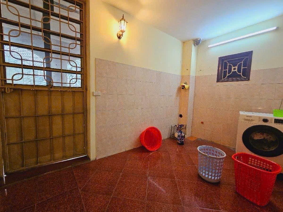 Cần bán Nhà mặt tiền đường Lạc Long Quân, Phường Xuân La, Diện tích 100m², Giá 30.5 Tỷ